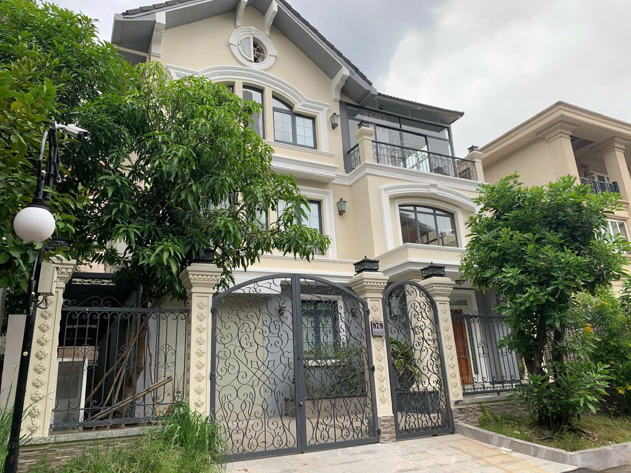 Cho thuê biệt thự đơn lập Nam Long, phú mỹ hưng, quận 7. Diện tích: 350m, 5 phòng ngủ, nội thất đầy đủ, sân vườn rồng. Gía chỉ: 85 triêu/ tháng. Liên hệ xem nhà: hotline Ngọc Thư ( zalo, viver)