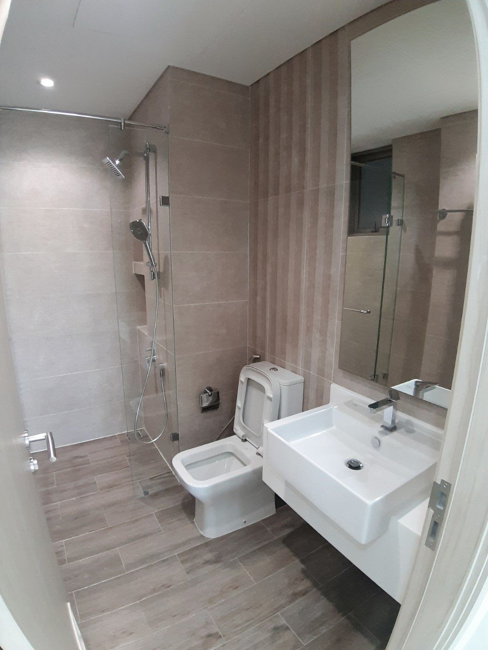 Chỉ một căn duy nhât tại  Midtown phú mỹ hưng quận 7 cho thuê giá rẻ bất ngờ. Diện tích: 130m, 3 phòng ngủ, 2wc, Nhà đẹp, nội thất đầy đủ, giá chỉ có 38 triệu/ tháng. Xem nhà liên hệ: hotline Ngọc Thư ( zalo, viber) - 6948