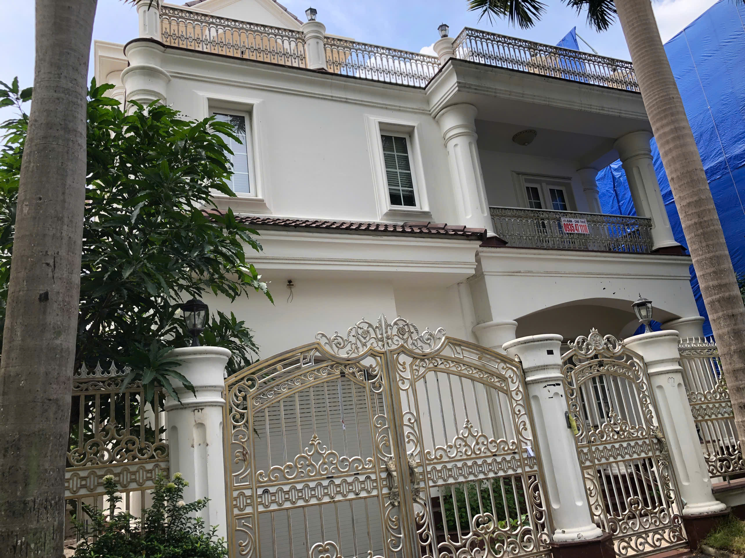 Bán gấp biệt thự đơn lập Nam Thông 3. Diện tích: 14x18m. Xây dựng hầm, trệt, 1 lầu, sân thượng áp mái. Gía bán nhanh chỉ 70 tỷ ( thương lượng). Qúy khách xem nhà liên hệ: hotline Ngọc Thư ( zalo, viber)