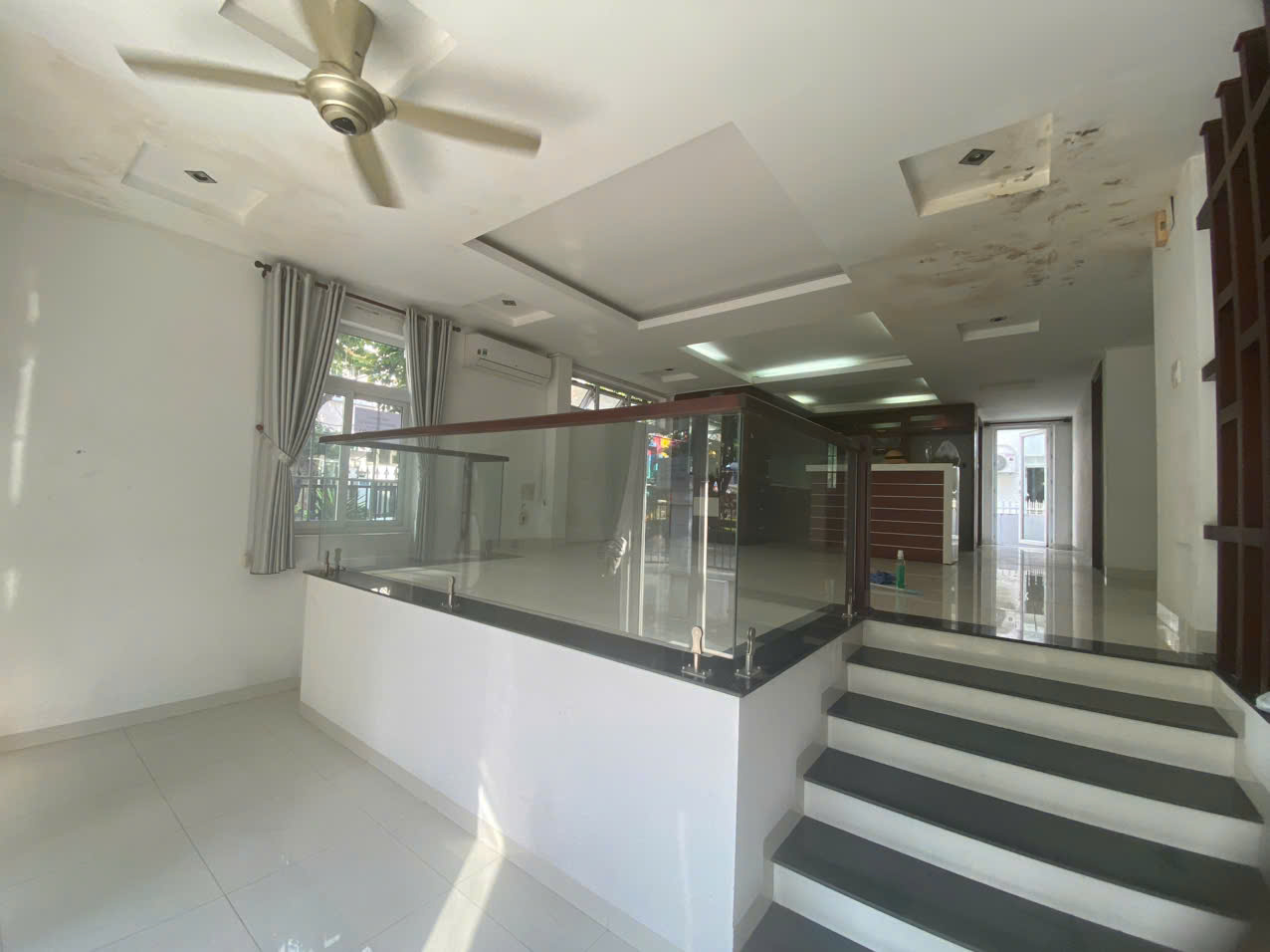 Cần bán căn góc biệt thự đơn lập Nam Thiên, đường Phạm Thái Bường, Phú Mỹ Hưng, quận 7. Diện tích: 350m, hầm , trệt, 2 lầu. Sân thượng. Gía chỉ : 120 tỷ. Liên hệ xem nhà: hotline Ngọc Thư ( zalo, viber) - 6969