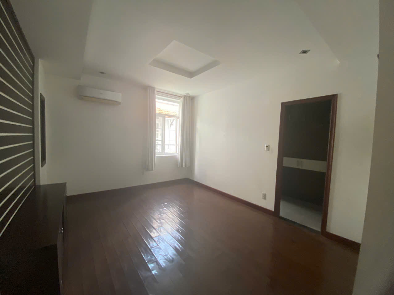 Cần bán căn góc biệt thự đơn lập Nam Thiên, đường Phạm Thái Bường, Phú Mỹ Hưng, quận 7. Diện tích: 350m, hầm , trệt, 2 lầu. Sân thượng. Gía chỉ : 120 tỷ. Liên hệ xem nhà: hotline Ngọc Thư ( zalo, viber) - 6972