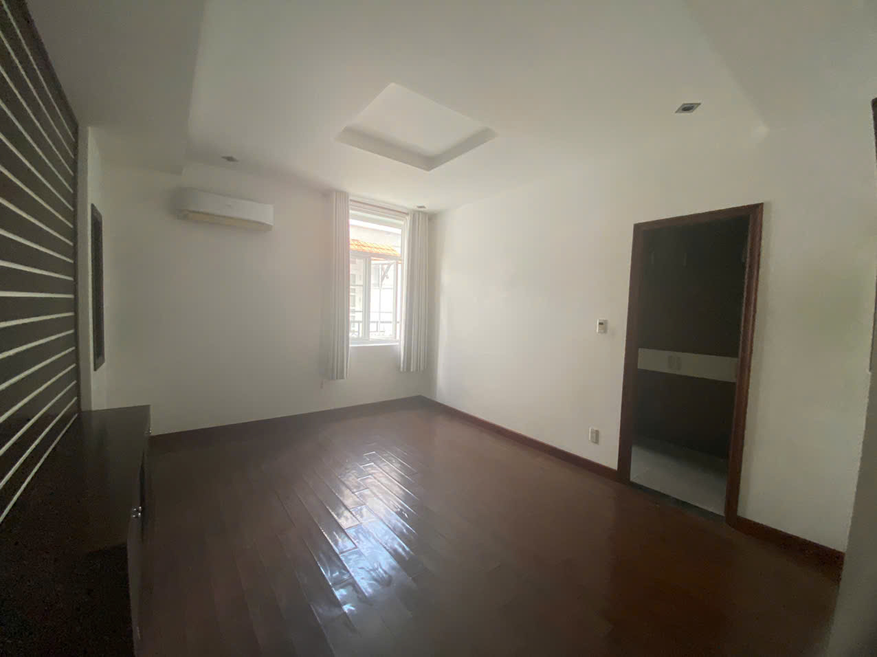 Cần bán căn góc biệt thự đơn lập Nam Thiên, đường Phạm Thái Bường, Phú Mỹ Hưng, quận 7. Diện tích: 350m, hầm , trệt, 2 lầu. Sân thượng. Gía chỉ : 120 tỷ. Liên hệ xem nhà: hotline Ngọc Thư ( zalo, viber) - 6973