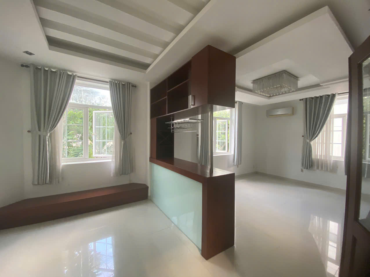 Cần bán căn góc biệt thự đơn lập Nam Thiên, đường Phạm Thái Bường, Phú Mỹ Hưng, quận 7. Diện tích: 350m, hầm , trệt, 2 lầu. Sân thượng. Gía chỉ : 120 tỷ. Liên hệ xem nhà: hotline Ngọc Thư ( zalo, viber) - 6971