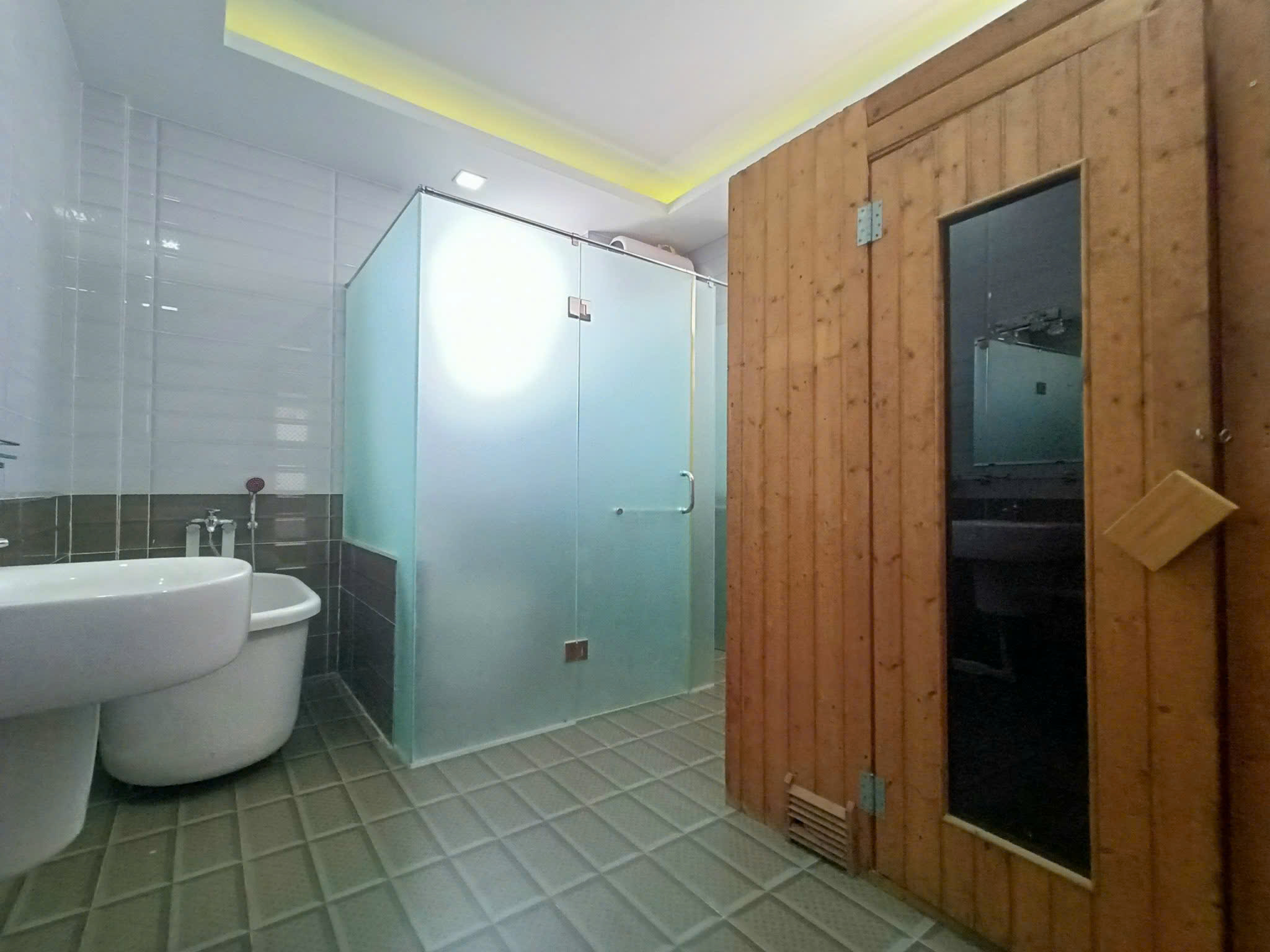 Bán biệt thự đơn lập Nam Viên, phú mỹ hưng, Q.7. Diện tích: 17,2x16m, trệt, 2 lầu, 5 phòng, nội thất cao cấp, giá chỉ 78  tỷ. Sổ hồng cầm tay. LH xem nhà : hotline Ngọc Thư ( zalo, viber) - 6990