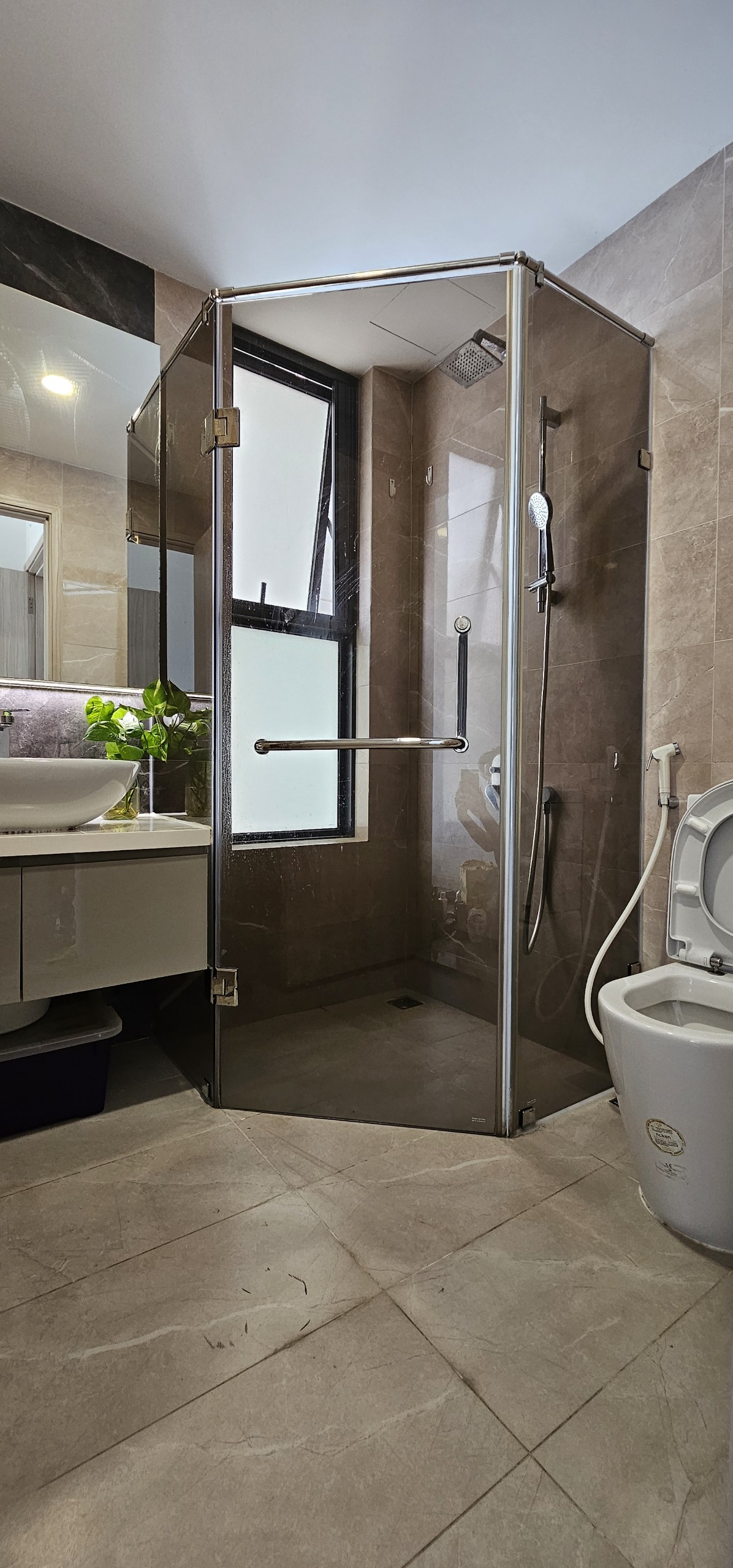 Cần bán căn hộ Hưng phúc Premier  Phú Mỹ Hưng. Diện tích:  79m, 2 phòng ngủ,2wc, nội thất đầy đủ, nhà đang ở , đầu tư kỹ. Giá chỉ: 6,2 tỷ. Quý khách xem nhà liên hệ: hotline Ngọc Thư ( zalo, viber) - 7031