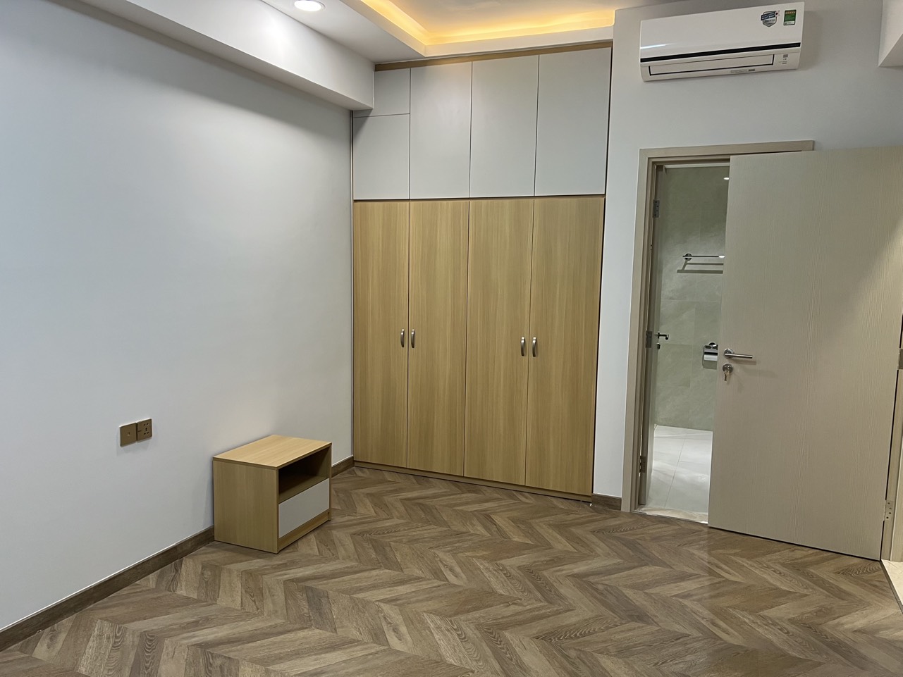 Cho thuê căn hộ cao cấp Ascentia, phú mỹ hưng, quận 7. Diện tích: 81 m, 2 phòng ngủ, view hồ bơi, nội thất đầy đủ vào ở ngay. Gía chỉ có 26tr/ tháng. Liên hệ xem nhà ngay: hotline Ngọc Thư ( zalo, viber) - 7050