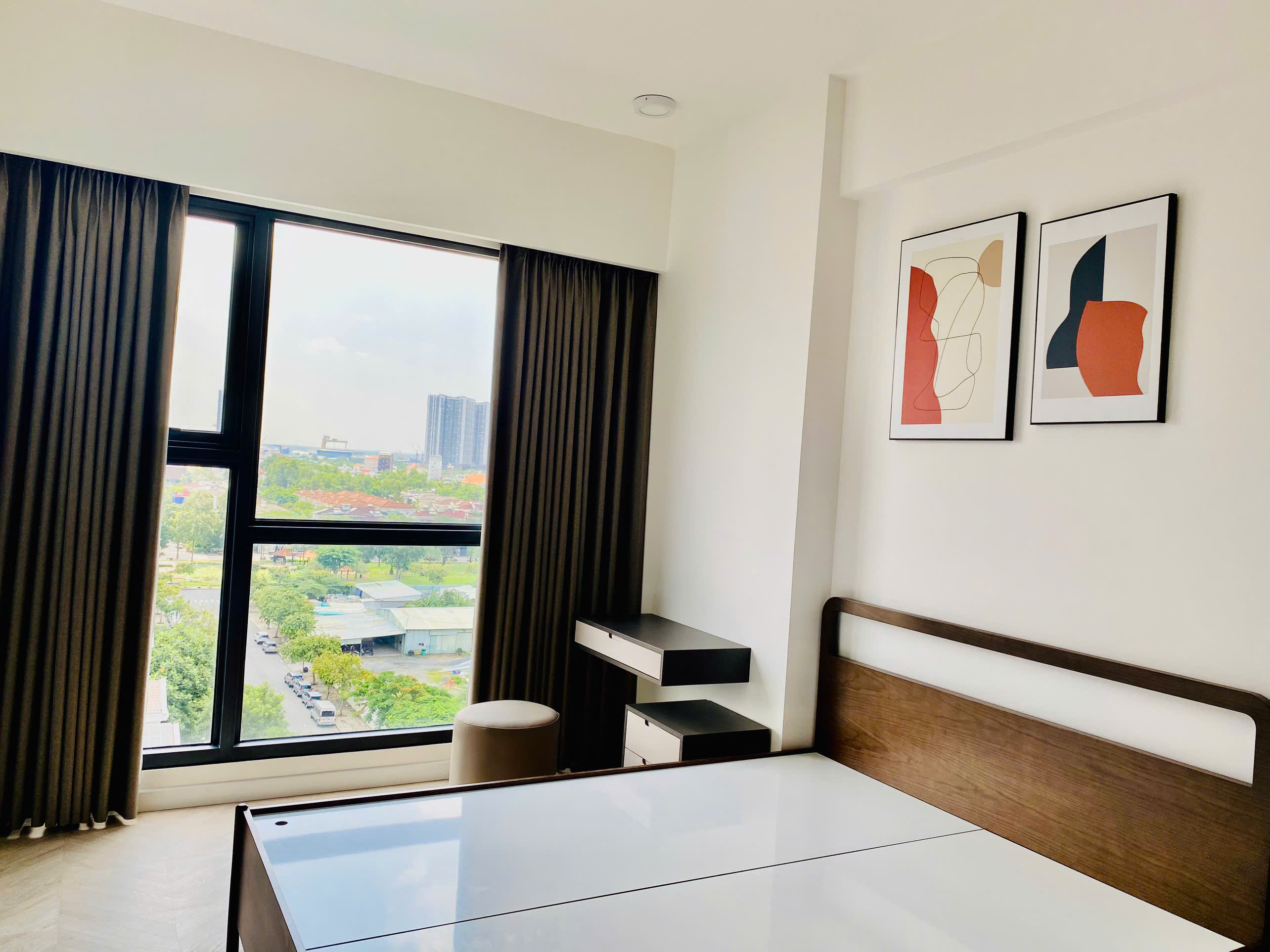 Cho thuê căn hộ cao cấp Antonia- Phú Mỹ Hưng. DIện tích: 80m, 2 phòng ngủ, 2wc. Nhà mới thiết kế, đẹp giá chỉ: 26,5 triệu/ tháng bao phí quản lý . Anh chị xem nhà liên hệ: hotline Ngọc Thư ( zalo, viber) - 7059