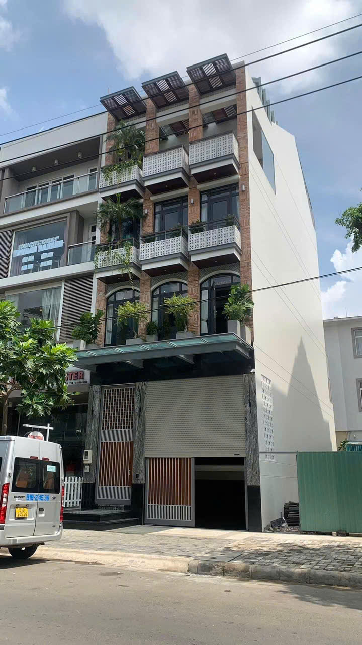 Bán Nhà Phố Hưng Gia - Phú Mỹ Hưng- Mặt tiền đường lớn 17.5m. Giá 42,5 tỷ. Nhà mới 100% full nội thất. Hầm, trệt, lửng, 3 lầu. Pháp lý: sổ hồng. ☎️ LH xem nhà hotline Thành Luân PMH