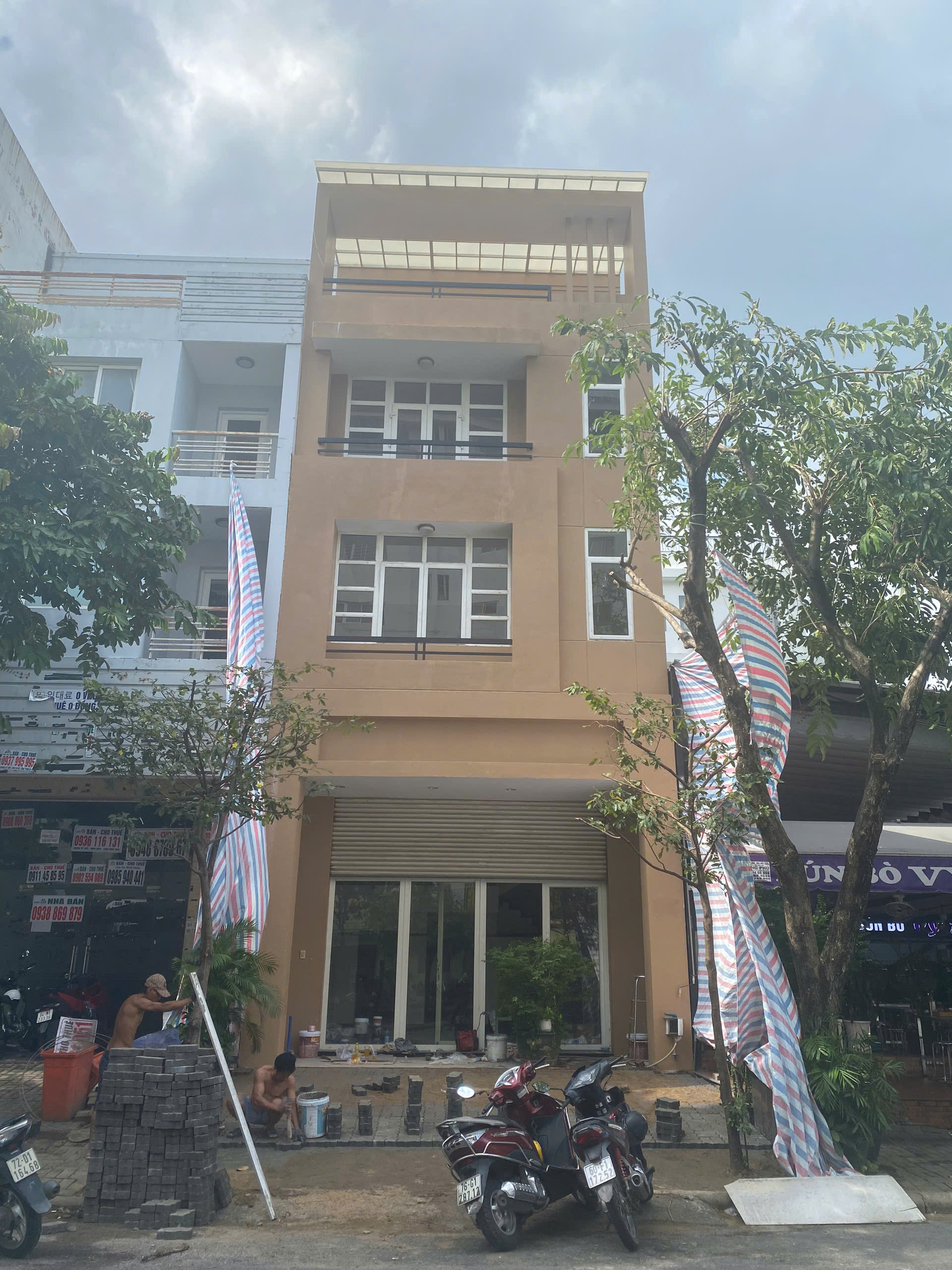 Cho Thuê Nhà Phố Hưng Phước Đường Lớn Kinh Doanh Lê Văn Thêm - Cạnh Bún Bò Vỹ Dạ Xưa. Nhà Thiết Kế 4PN với Nội Thất Cơ Bản. Phù Hợp Để Làm Văn Phòng - Showroom - Spa .... Liên Hệ: hotline Thành Luân PMH