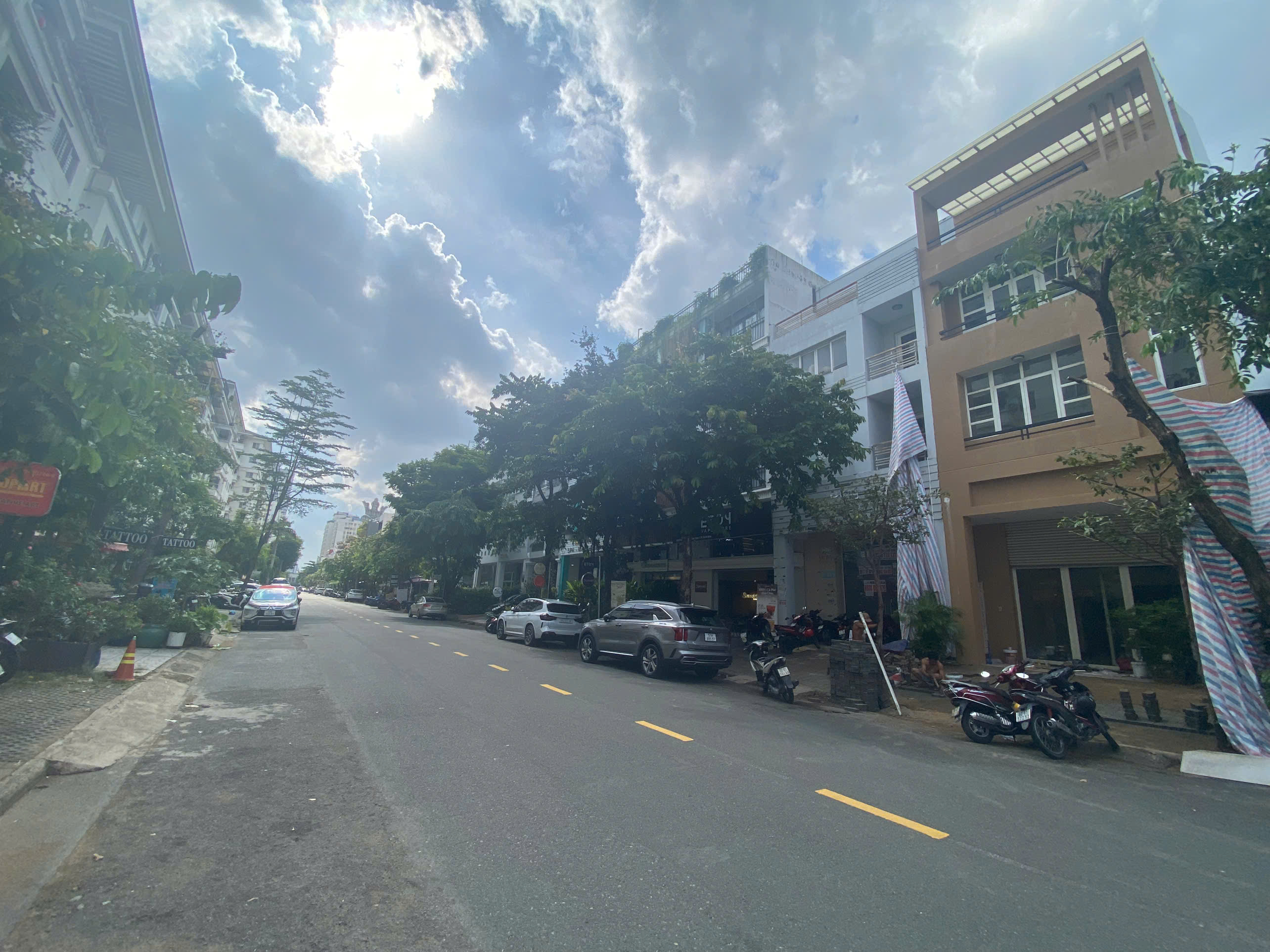 Cho Thuê Nhà Phố Hưng Phước Đường Lớn Kinh Doanh Lê Văn Thêm - Cạnh Bún Bò Vỹ Dạ Xưa. Nhà Thiết Kế 4PN với Nội Thất Cơ Bản. Phù Hợp Để Làm Văn Phòng - Showroom - Spa .... Liên Hệ: hotline Thành Luân PMH - 7110