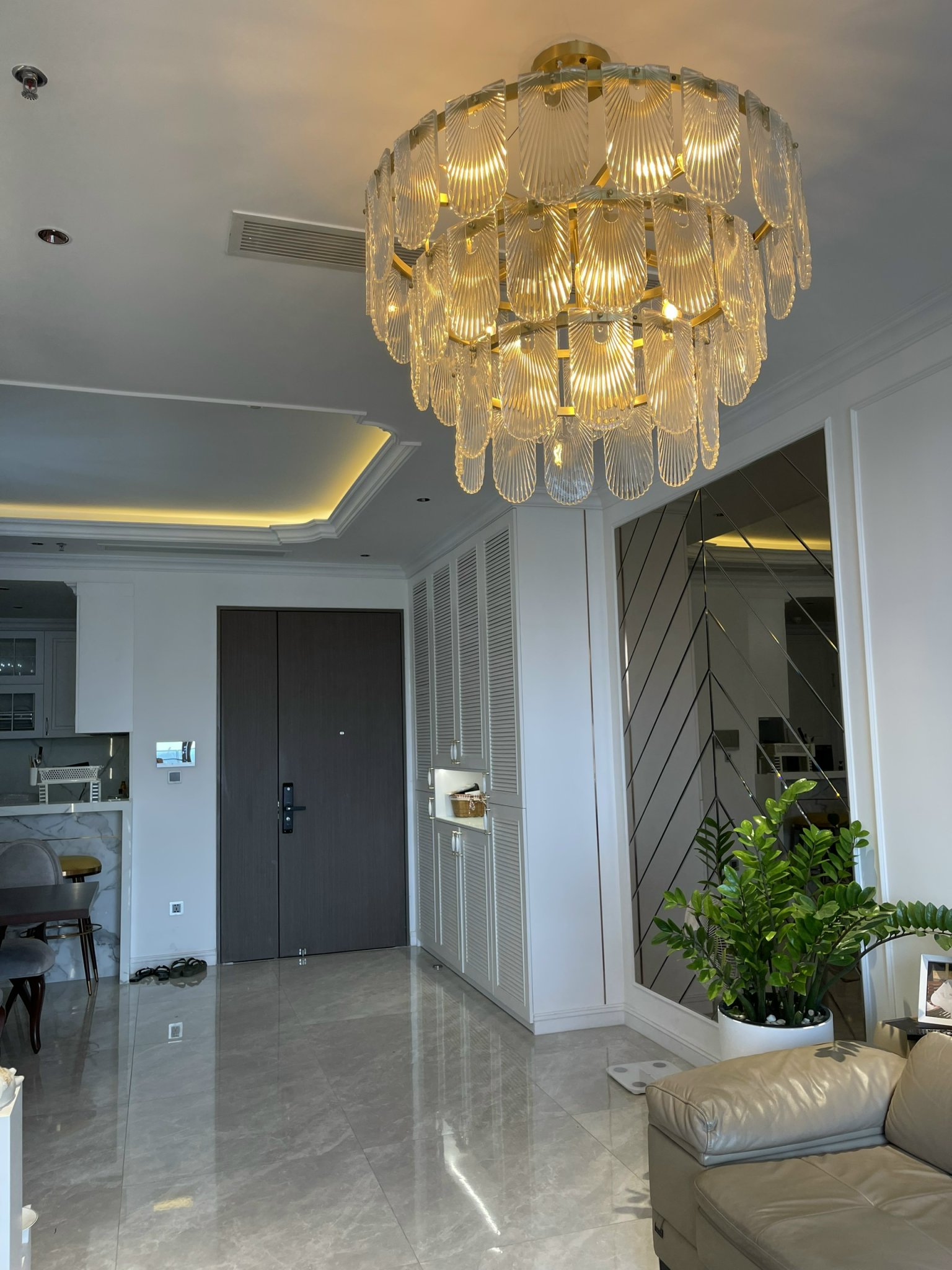 Cần bán căn hộ cao cấp Midtown The Peak, phú mỹ hưng, quận 7. Diện tích: 126m, 3 phòng ngủ, nội thất cao cấp. Căn góc, view sông, hướng Đông Nam. Gía chỉ 14,2 tỷ . Anh chị xem nhà liên hệ: hotline Ngọc Thư ( zalo, viber) - 7165