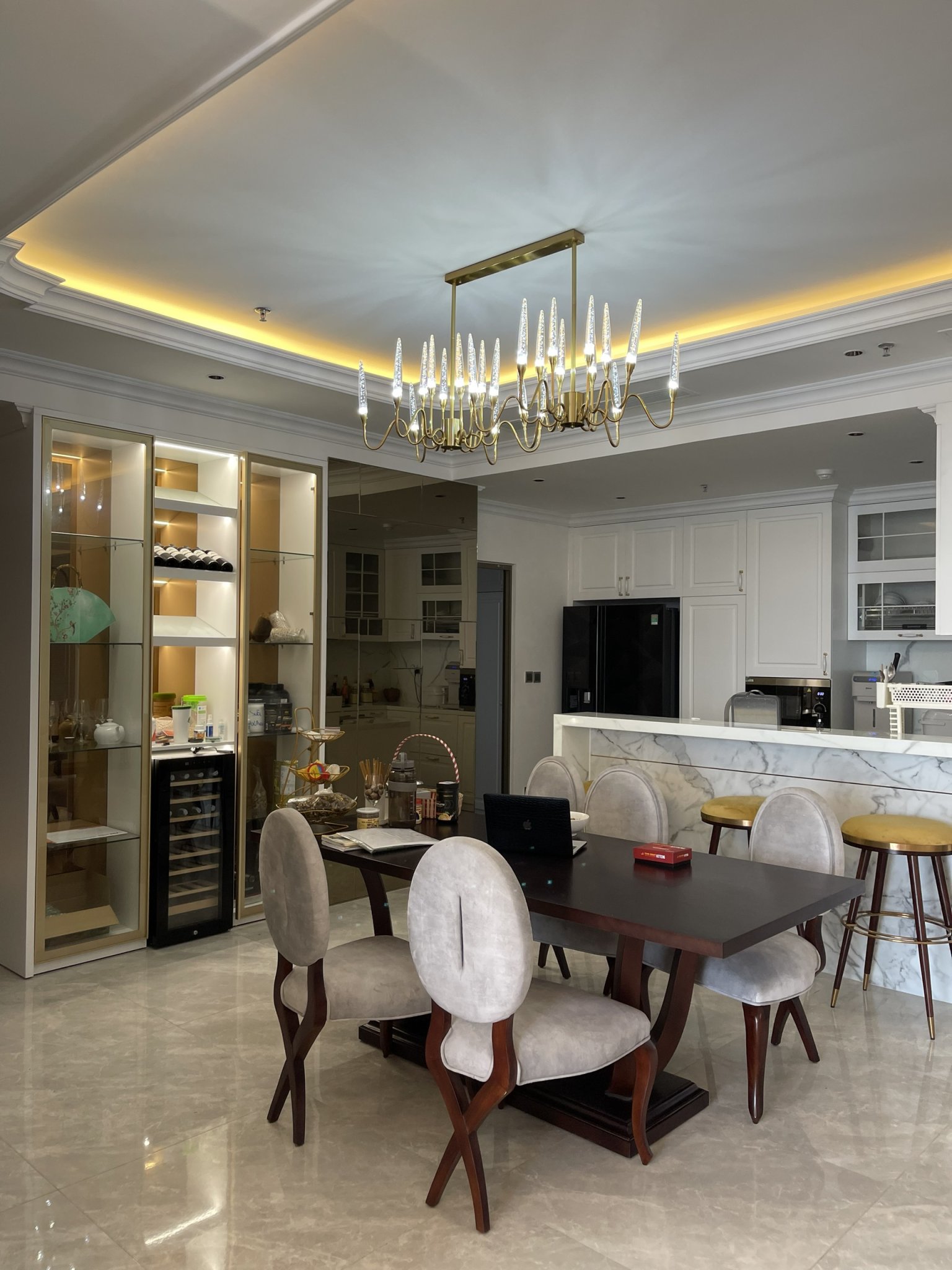 Cần bán căn hộ cao cấp Midtown The Peak, phú mỹ hưng, quận 7. Diện tích: 126m, 3 phòng ngủ, nội thất cao cấp. Căn góc, view sông, hướng Đông Nam. Gía chỉ 14,2 tỷ . Anh chị xem nhà liên hệ: hotline Ngọc Thư ( zalo, viber) - 7166