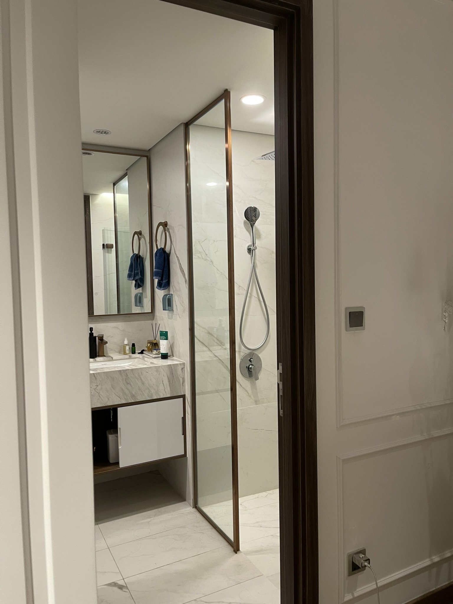 Cần bán căn hộ cao cấp Midtown The Peak, phú mỹ hưng, quận 7. Diện tích: 126m, 3 phòng ngủ, nội thất cao cấp. Căn góc, view sông, hướng Đông Nam. Gía chỉ 14,2 tỷ . Anh chị xem nhà liên hệ: hotline Ngọc Thư ( zalo, viber) - 7172