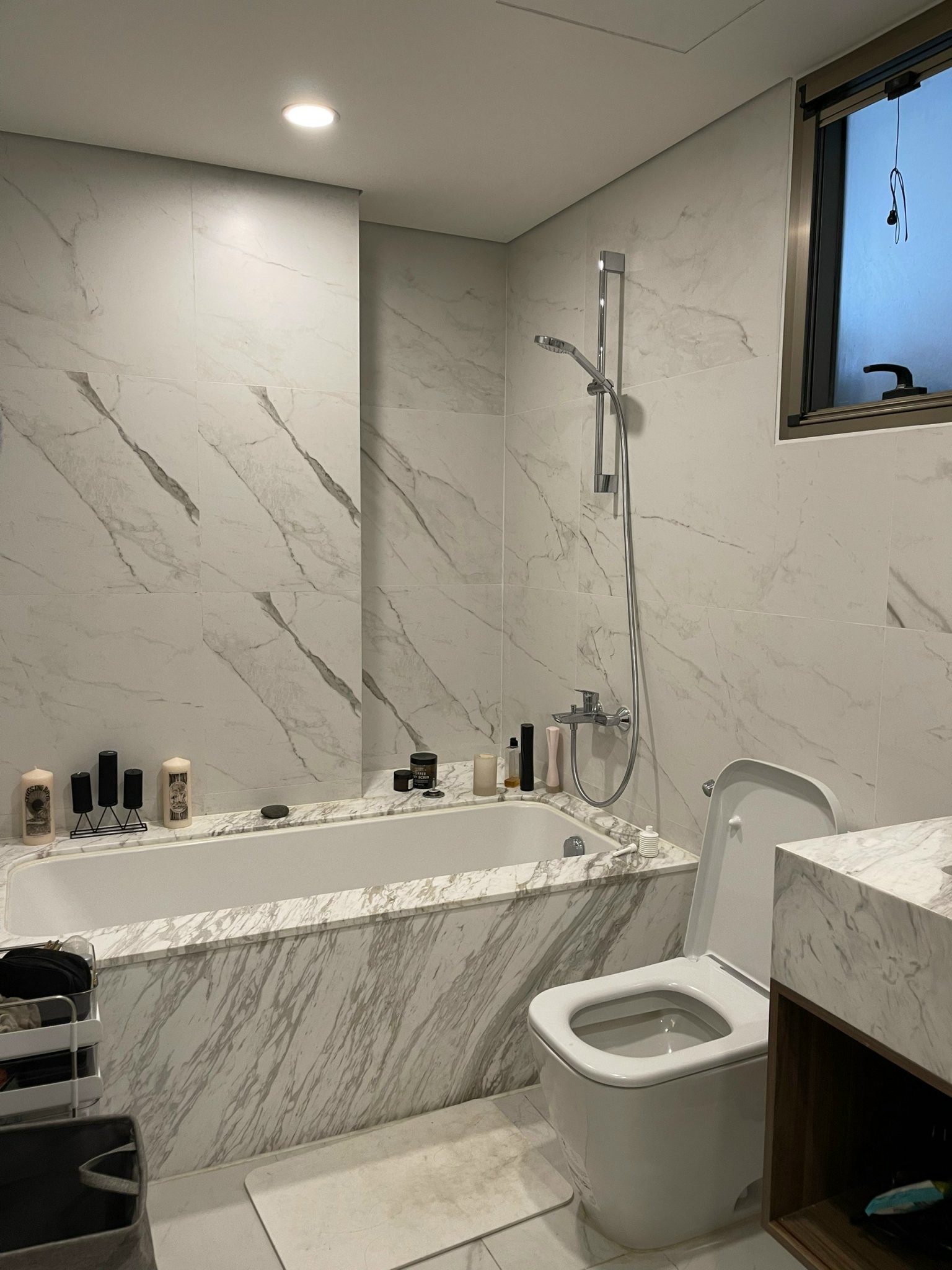 Cần bán căn hộ cao cấp Midtown The Peak, phú mỹ hưng, quận 7. Diện tích: 126m, 3 phòng ngủ, nội thất cao cấp. Căn góc, view sông, hướng Đông Nam. Gía chỉ 14,2 tỷ . Anh chị xem nhà liên hệ: hotline Ngọc Thư ( zalo, viber) - 7170