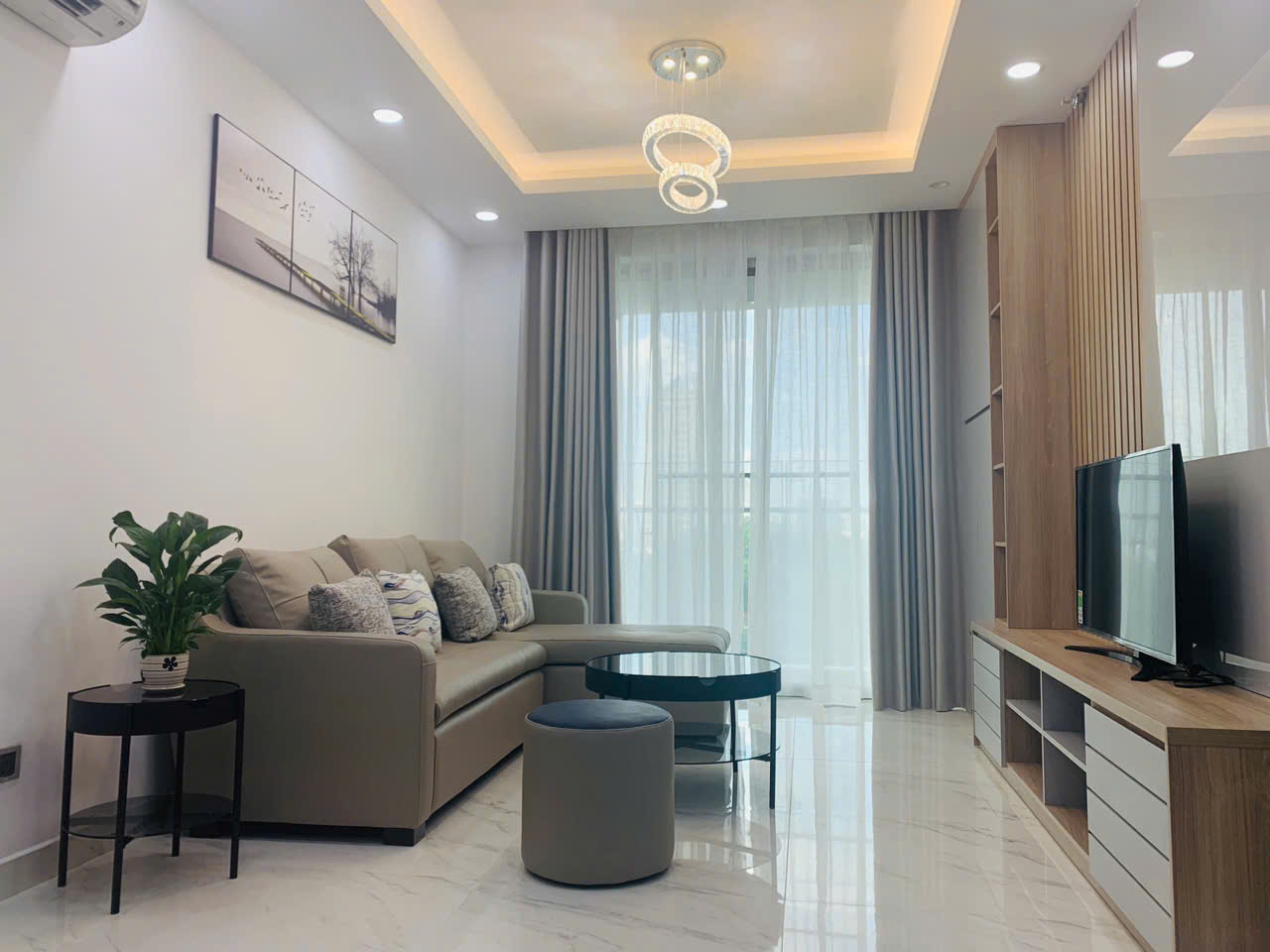 Cần bán căn hộ Midtown The Grand, phú mỹ hưng, quận 7. Diện tích: 135m, 3 phòng ngủ, nội thất cao cấp, nhà đang cho thuê dài hạn. Gía chỉ 13 tỷ. Anh chị xem nhà liên hệ: hotline Ngọc Thư ( zalo, viber) - 7195