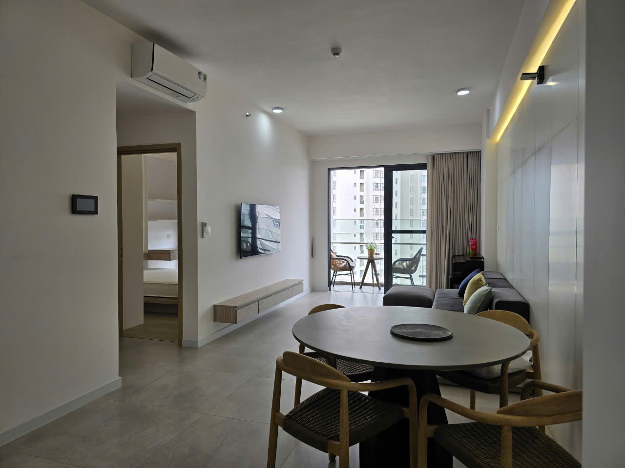 Cho thuê căn hộ Antonia, phú mỹ hưng, quận 7. Diện tích: 79m, 2 phòng ngủ, view hồ bơi, nội thất cao cấp, giá chỉ: 25 triêu/ tháng. Anh chị xem nhà liên hệ: hotline Ngọc Thư ( zalo, viber) - 7399