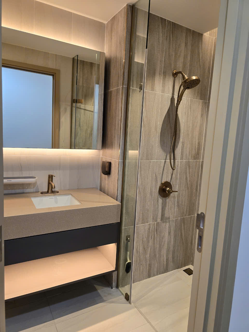 Cho thuê căn hộ Antonia, phú mỹ hưng, quận 7. Diện tích: 79m, 2 phòng ngủ, view hồ bơi, nội thất cao cấp, giá chỉ: 25 triêu/ tháng. Anh chị xem nhà liên hệ: hotline Ngọc Thư ( zalo, viber) - 7403