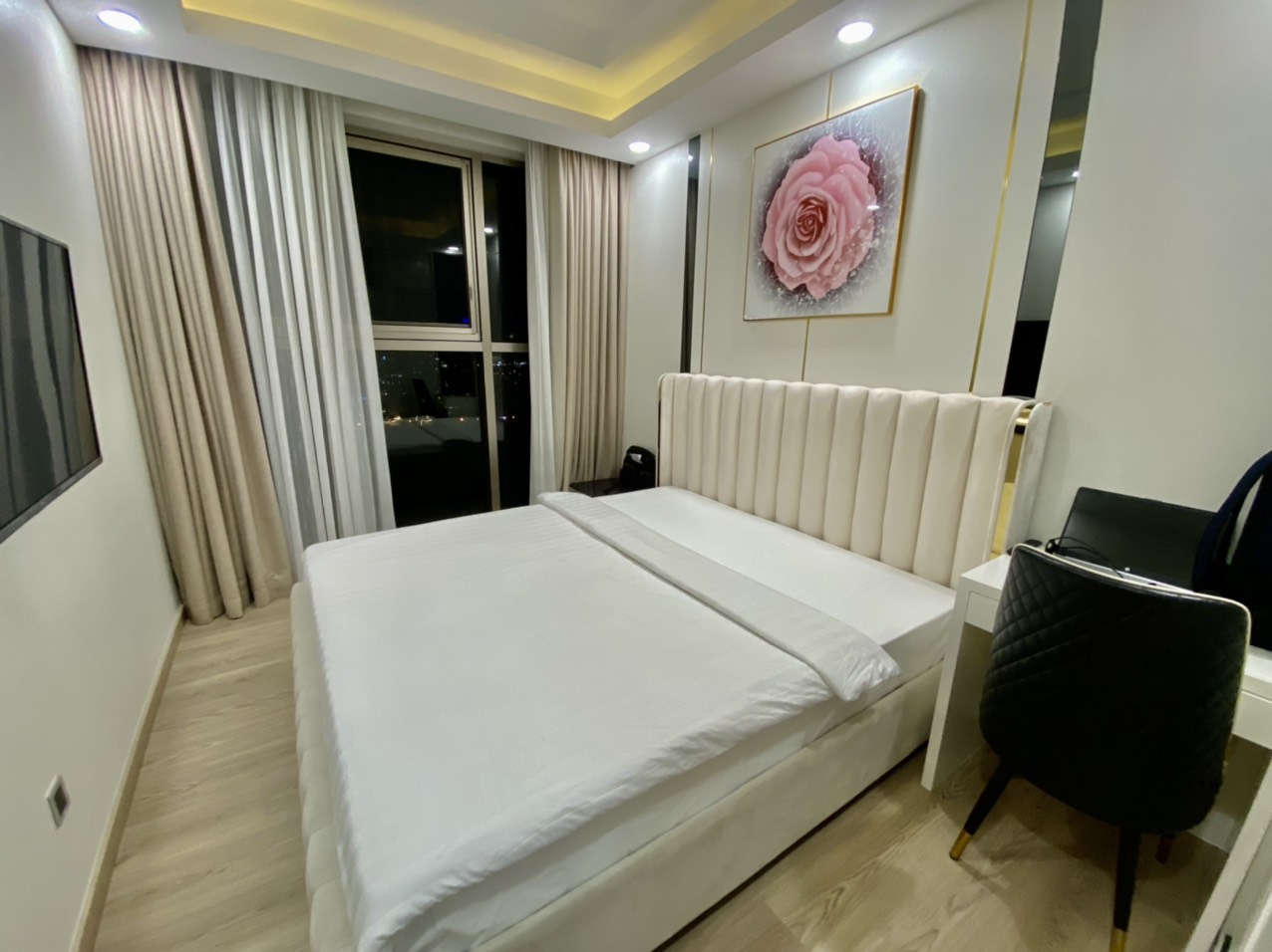 Cần bán căn hộ Midtown The Singnature, phú mỹ hưng, quận 7. Diện tích: 120m, 3 phòng ngủ, 2wc, view sông, nội thất cao cấp. Nhà đang cho thuê dài hạn, giá bán chỉ 12,8 tỷ. Qúy khách xem nhà liên hệ: hotline Ngọc Thư ( zalo, viber) - 7419