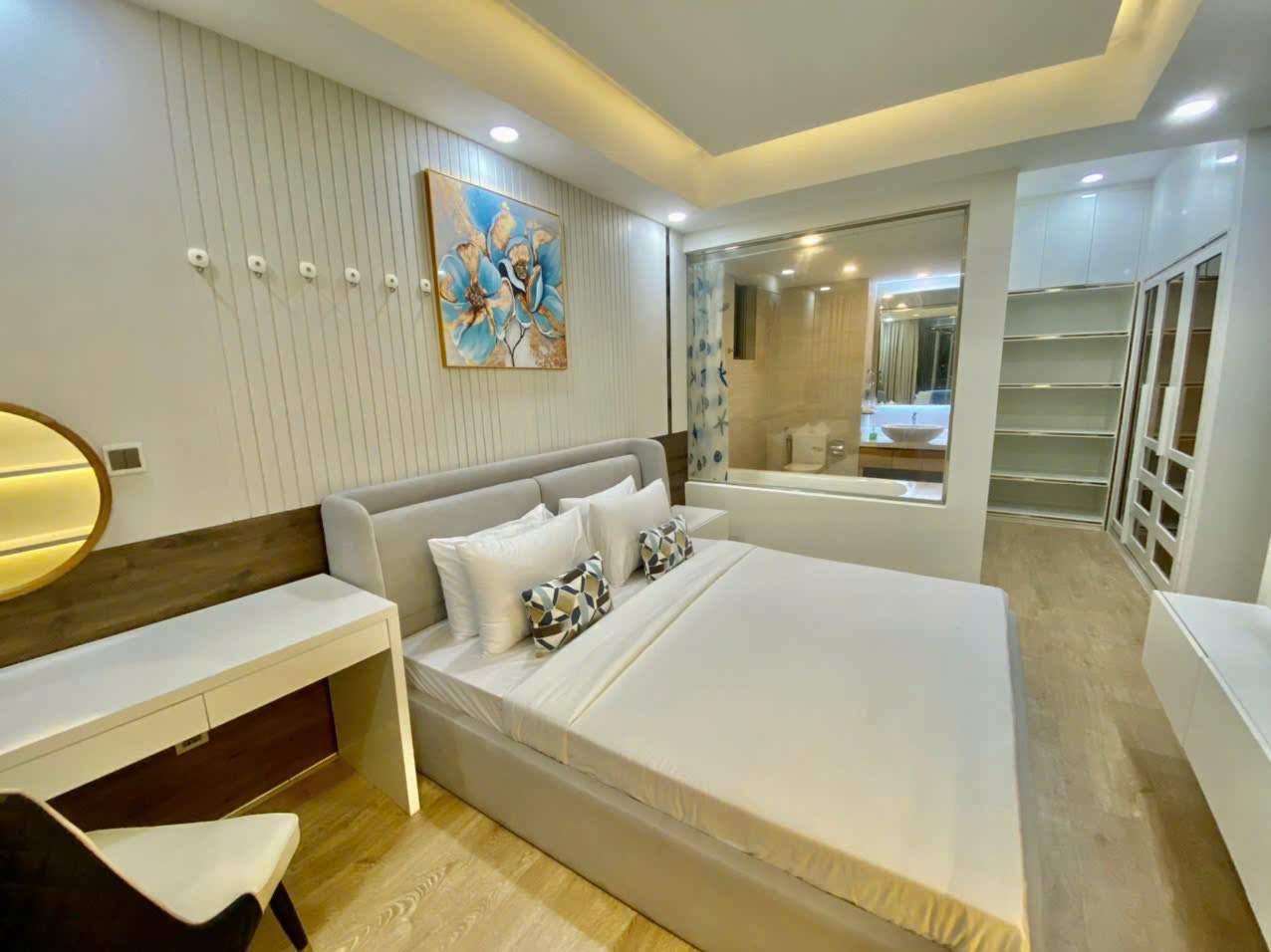 Cần bán căn hộ Midtown The Singnature, phú mỹ hưng, quận 7. Diện tích: 120m, 3 phòng ngủ, 2wc, view sông, nội thất cao cấp. Nhà đang cho thuê dài hạn, giá bán chỉ 12,8 tỷ. Qúy khách xem nhà liên hệ: hotline Ngọc Thư ( zalo, viber) - 7421