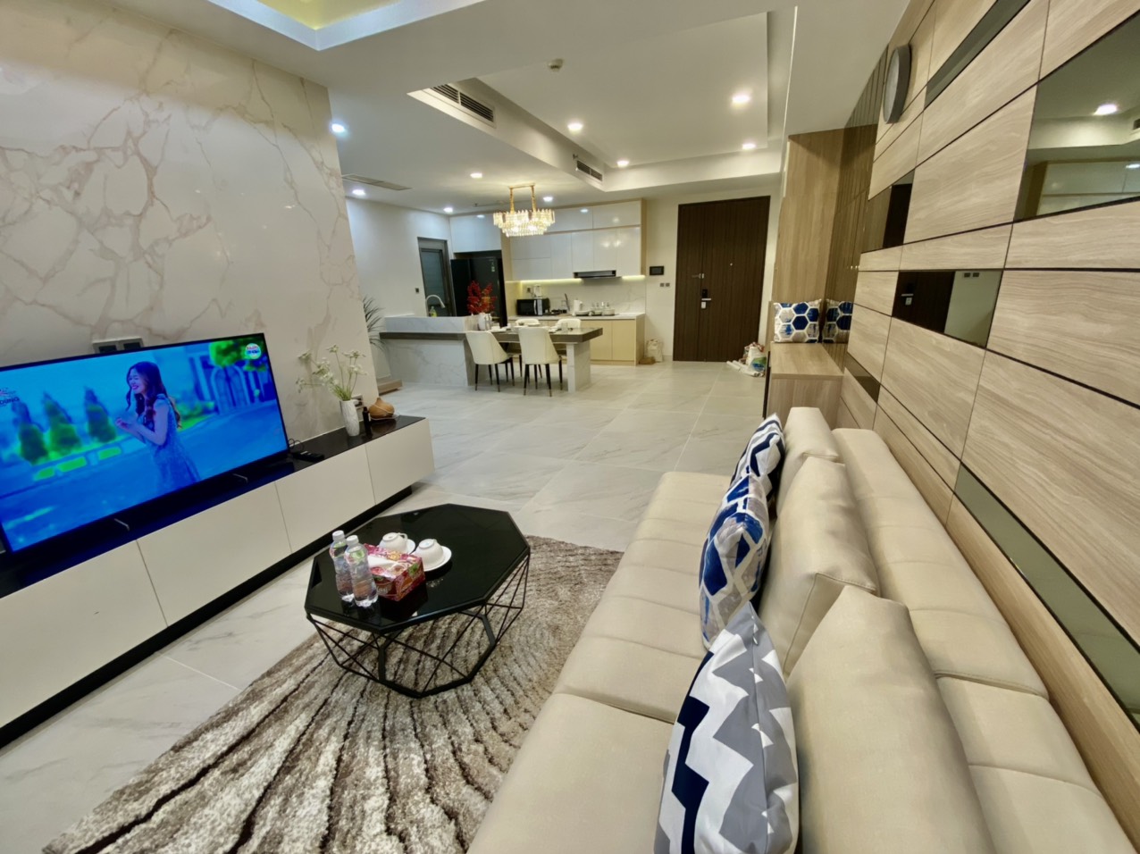 Cần bán căn hộ Midtown The Singnature, phú mỹ hưng, quận 7. Diện tích: 120m, 3 phòng ngủ, 2wc, view sông, nội thất cao cấp. Nhà đang cho thuê dài hạn, giá bán chỉ 12,8 tỷ. Qúy khách xem nhà liên hệ: hotline Ngọc Thư ( zalo, viber)