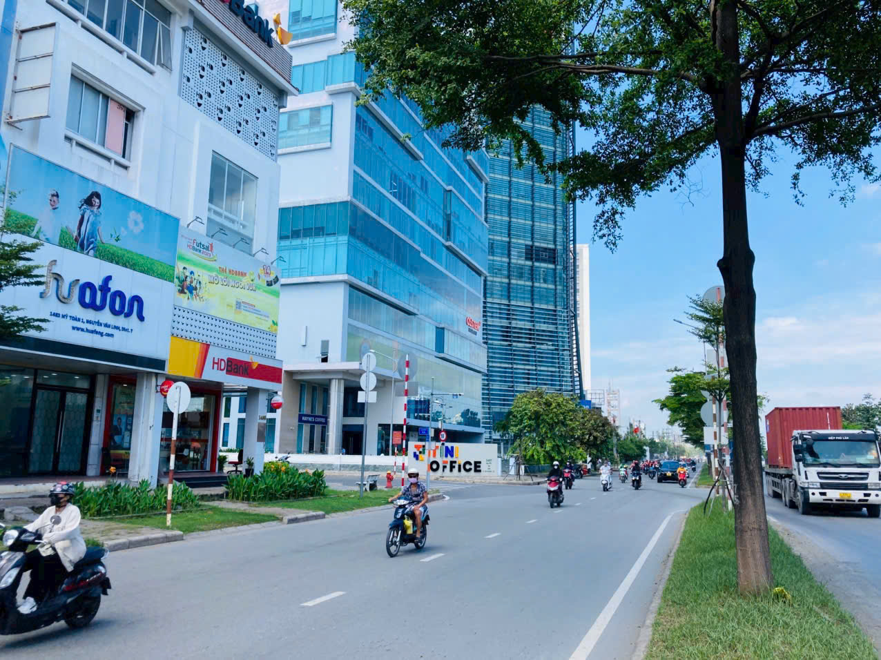 Duy Nhất 1 Căn Nhà Phố PMH - Q7. DT: 300m2. Nhà Trống Suốt - Sạch Sẽ- NTCB. Phù Hợp Làm Văn Phòng - Phòng Khám - Trường Học... Giá Chỉ 33 Triệu. Em Luân - 7425