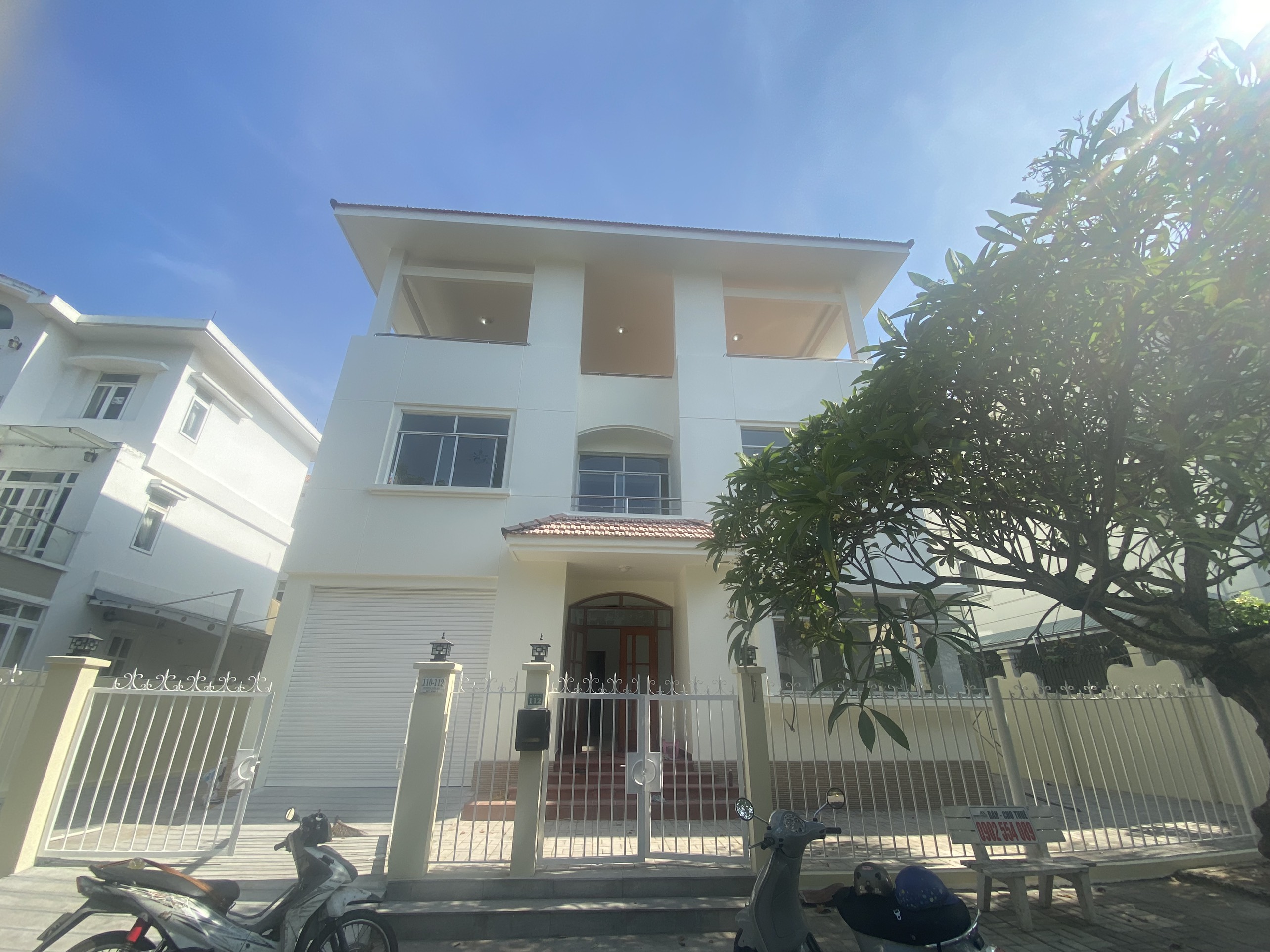 Chính chủ gửi em cho thuê biệt thự đơn lập khu cảnh đồi PMH - Quận 7. DT: 300m2 - Thiết kế 4 PN - 4 WC XD: Trệt - 2 Lầu - Nhà trống không nội thất. Phù hợp làm văn phòng công ty đại diện hoặc gia đình đa thế hệ có thể tự decor theo ý thích. Vị trí gần công viên cảnh đồi - cầu ánh sao.  An ninh 24/7. Thoáng mát - Gần các trung tâm thương mại lớn . Liên hệ: hotline Em Thành Luân. Cảm ơn AC đã em tin