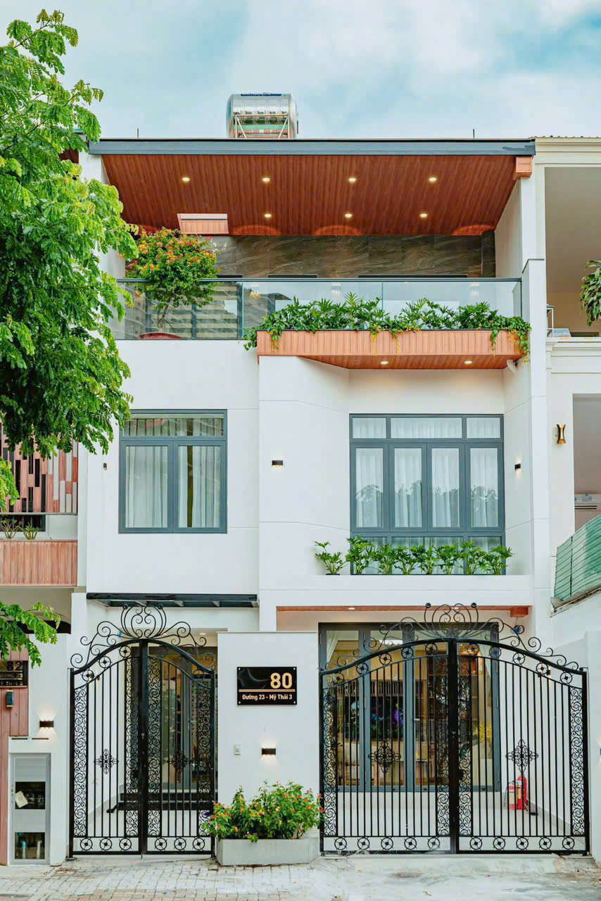 Biệt thự liền kề đường lớn Mỹ thái 3 - Phú Mỹ Hưng - Đối diện trường quốc tế CANADA. Số 80 đường 23 ( đối diện trường Canada ). Dt: 7x20m. Tk:  4pn, 4wc, p đa năng, p gia nhân ( nhà mới 100% ). Giá thuê: 3.500$ . Lh: 0941. 10. 1155 Thành Luân PMH. Cảm ơn AC đã xem tin!