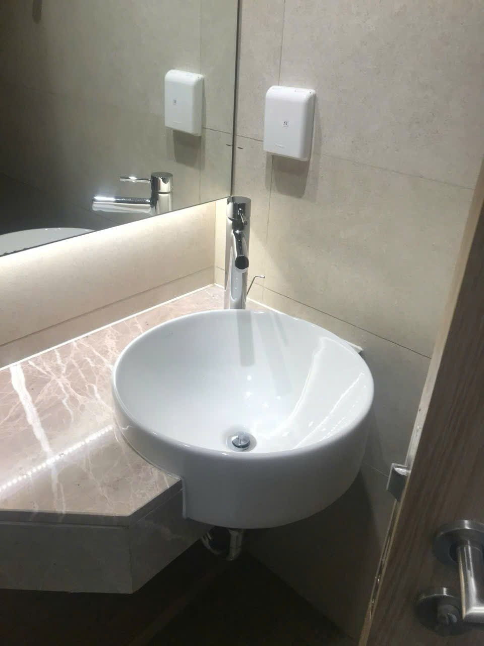 Cho thuê căn hộ Urbanhill, phú mỹ hưng, quận 7. Diện tích: 79m, 2 phòng ngủ, nội thất cơ bản như bếp, rèm, máy lạnh. Gía chỉ 18tr/ tháng. Qúy khách xem nhà liên hệ: hotline Ngọc Thư ( zalo, viber) - 7511