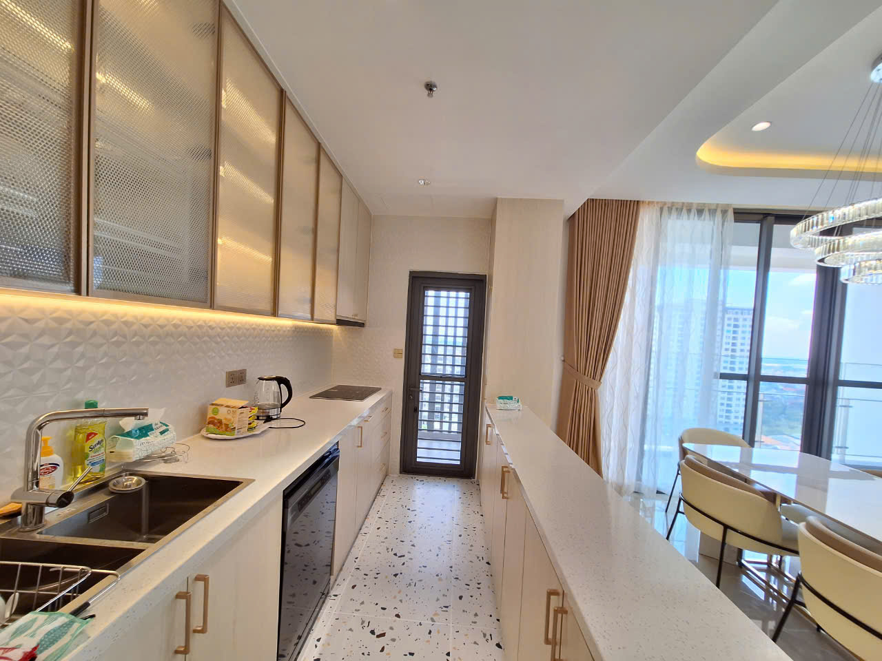 Cho thuê penhouse Ascentia, phú mỹ hưng, quận 7. Diện tích: 178m, thiết kế 4 phòng ngủ, nội thất cao cấp, nhà mới tinh chưa ai ở, giá chỉ 4.500$/ tháng. Anh chị xem nhà liên hệ: hotline Ngọc Thư ( zalo, viber) - 7600