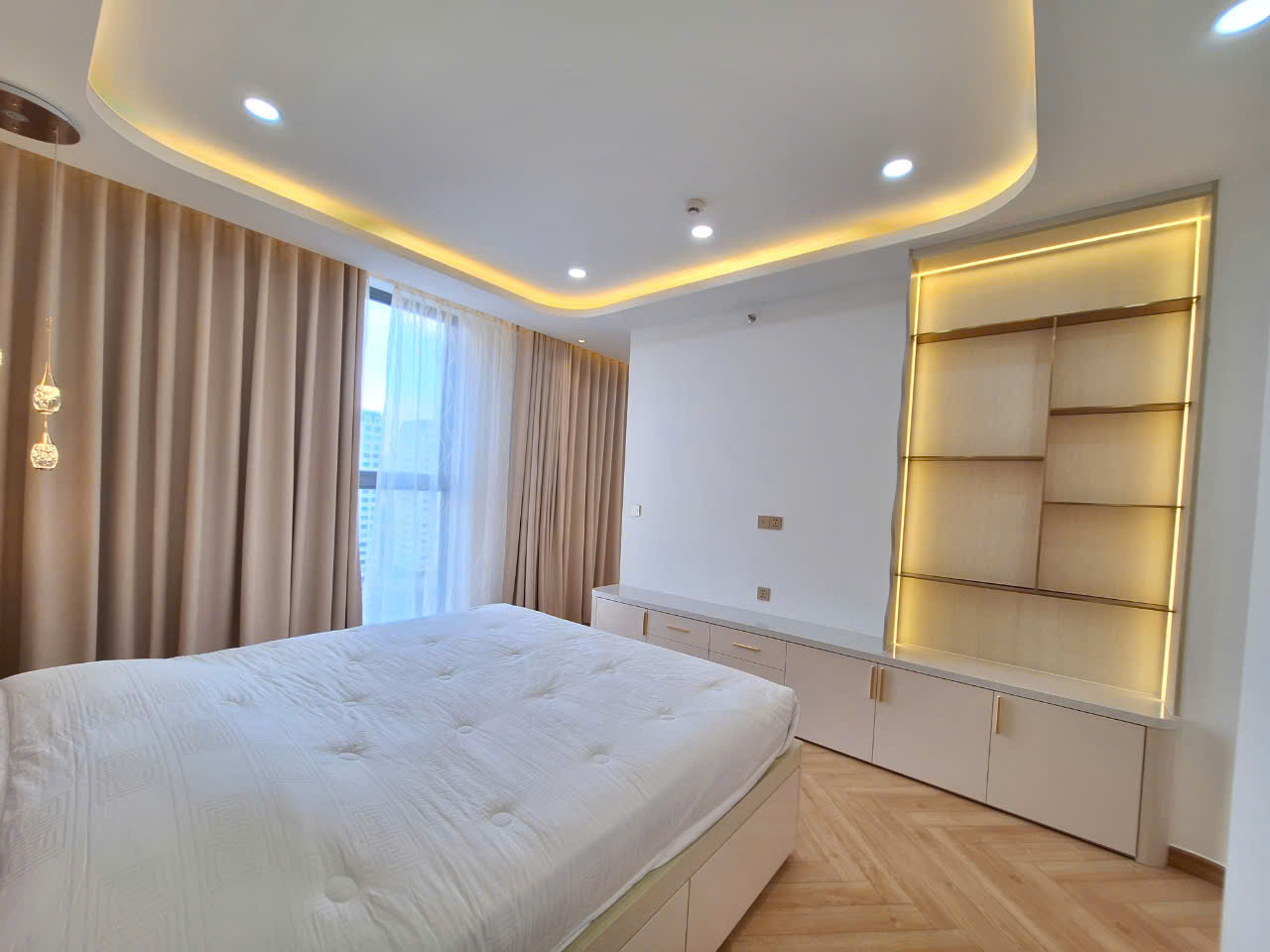 Cho thuê penhouse Ascentia, phú mỹ hưng, quận 7. Diện tích: 178m, thiết kế 4 phòng ngủ, nội thất cao cấp, nhà mới tinh chưa ai ở, giá chỉ 4.500$/ tháng. Anh chị xem nhà liên hệ: hotline Ngọc Thư ( zalo, viber) - 7595