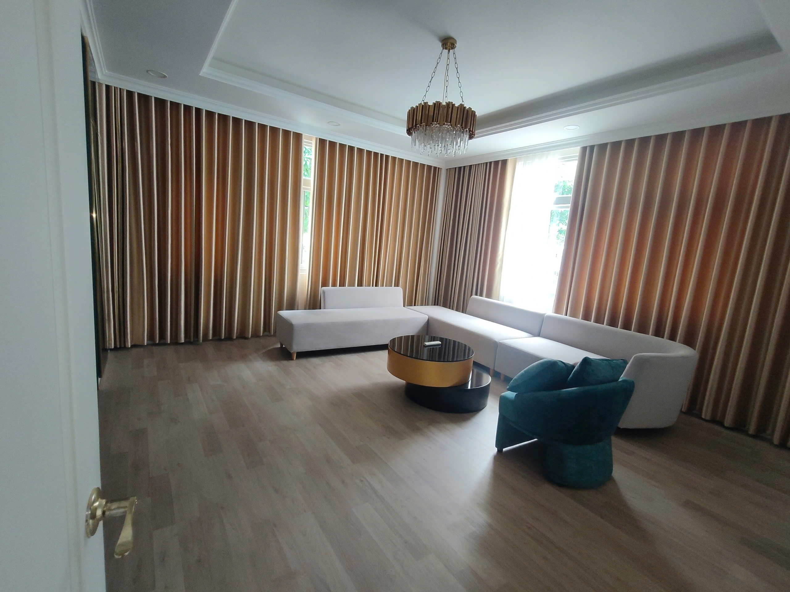 Cho thuê biệt thự đơn lập NAM VIÊN, phú mỹ hưng, quận 7. Diện tích: 17x18m, đường lớn, thiết kế 4 phòng ngủ, nội thất đầy đủ, giá chỉ: 4.000$/ tháng. Qúy khách xem nhà liên hệ: hotline Ngọc Thư ( zalo, viber) - 7611