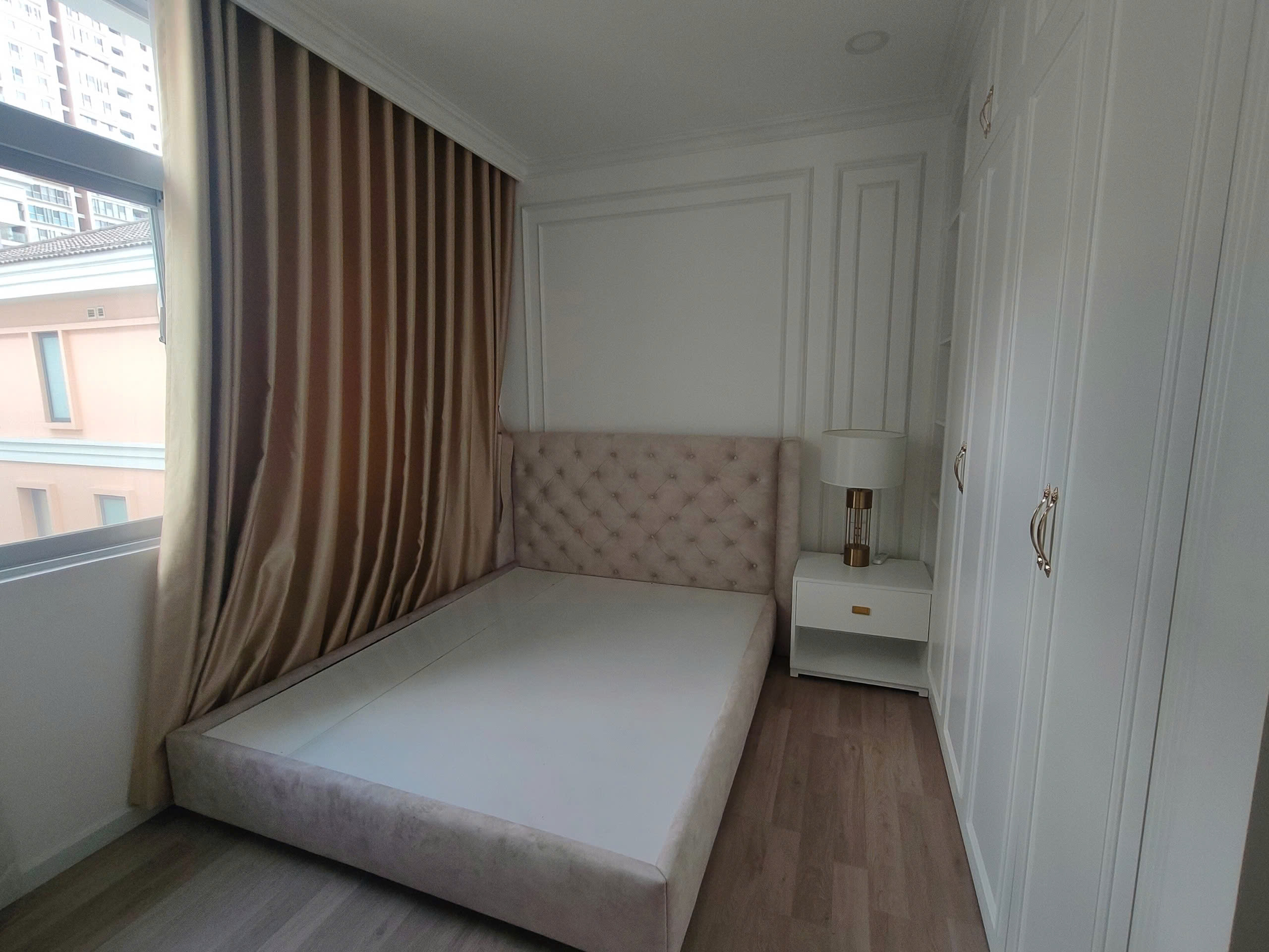 Cho thuê biệt thự đơn lập NAM VIÊN, phú mỹ hưng, quận 7. Diện tích: 17x18m, đường lớn, thiết kế 4 phòng ngủ, nội thất đầy đủ, giá chỉ: 4.000$/ tháng. Qúy khách xem nhà liên hệ: hotline Ngọc Thư ( zalo, viber) - 7614