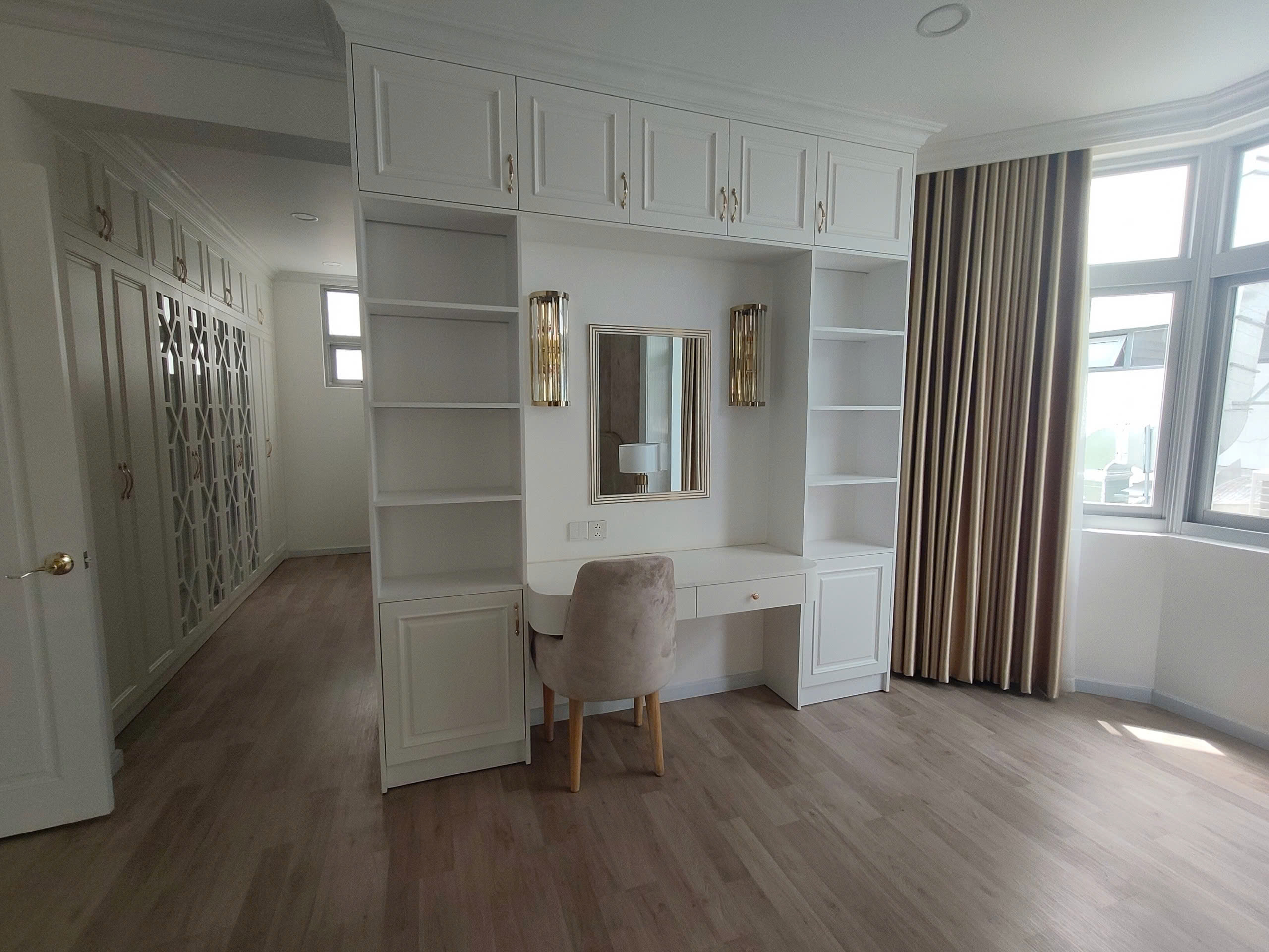 Cho thuê biệt thự đơn lập NAM VIÊN, phú mỹ hưng, quận 7. Diện tích: 17x18m, đường lớn, thiết kế 4 phòng ngủ, nội thất đầy đủ, giá chỉ: 4.000$/ tháng. Qúy khách xem nhà liên hệ: hotline Ngọc Thư ( zalo, viber) - 7615