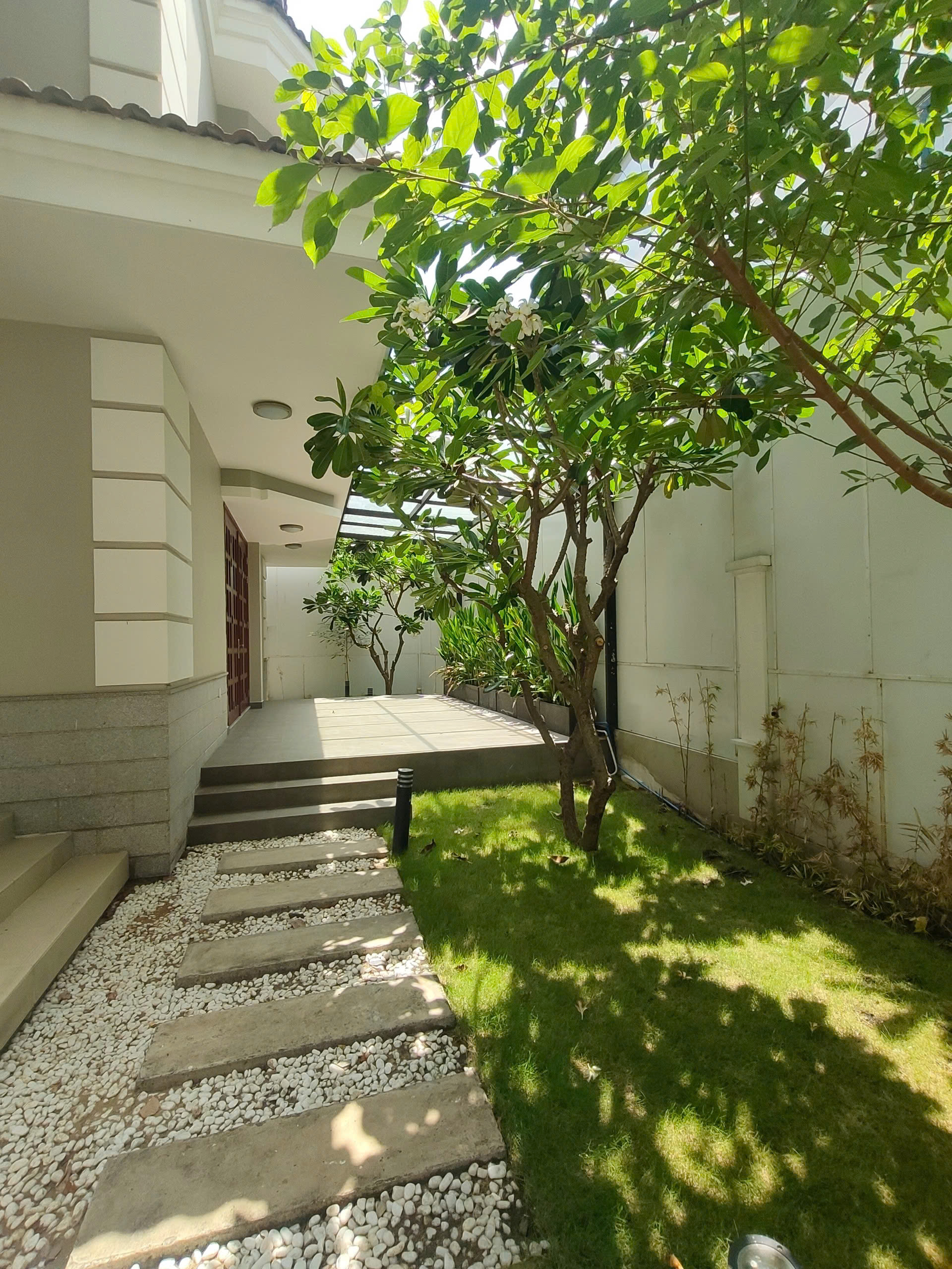 Cho thuê biệt thự đơn lập NAM VIÊN, phú mỹ hưng, quận 7. Diện tích: 17x18m, đường lớn, thiết kế 4 phòng ngủ, nội thất đầy đủ, giá chỉ: 4.000$/ tháng. Qúy khách xem nhà liên hệ: hotline Ngọc Thư ( zalo, viber) - 7616