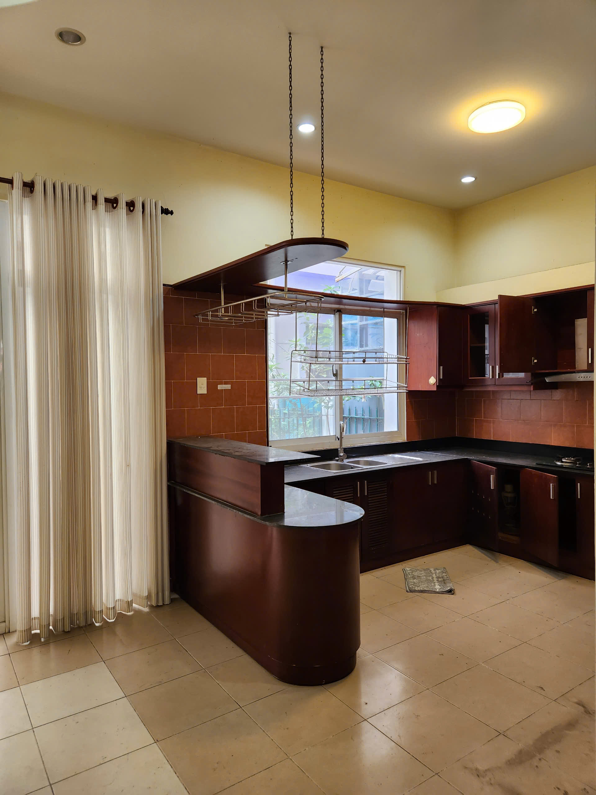 Cần bán biệt thự liên kế vườn Mỹ Thái, phú mỹ hưng, quận 7. Diện tích: 7x18m, thiết kế 4 phòng ngủ, bếp, phòng khách, sân thượng. Nội thất cơ bản, sổ hồng, hướng Đông Bắc. Gía chỉ 32 tỷ. Qúy khách xem nhà liên hệ: hotline Ngọc Thư ( zalo, viber) - 7624