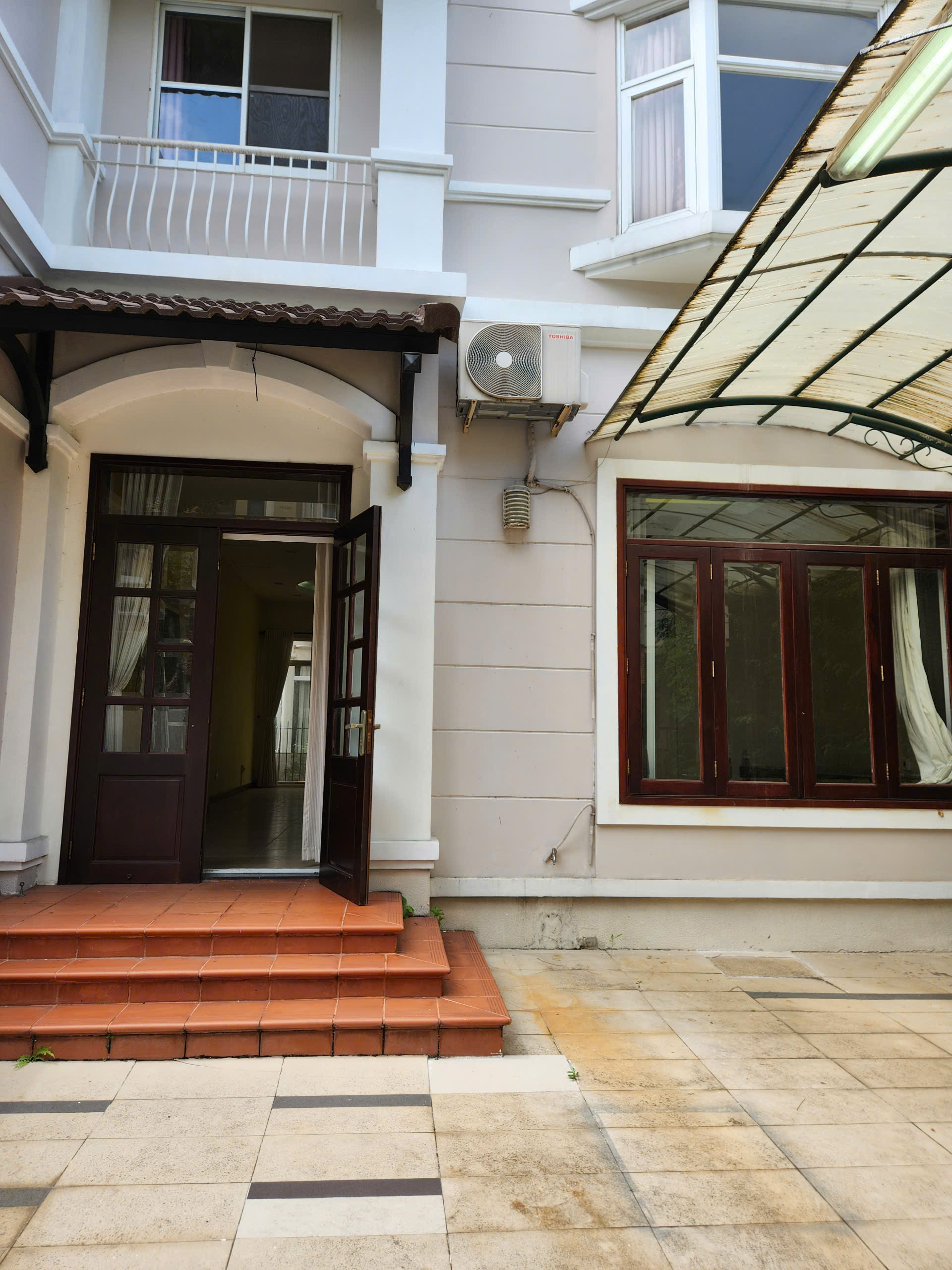 Cần bán biệt thự liên kế vườn Mỹ Thái, phú mỹ hưng, quận 7. Diện tích: 7x18m, thiết kế 4 phòng ngủ, bếp, phòng khách, sân thượng. Nội thất cơ bản, sổ hồng, hướng Đông Bắc. Gía chỉ 32 tỷ. Qúy khách xem nhà liên hệ: hotline Ngọc Thư ( zalo, viber)