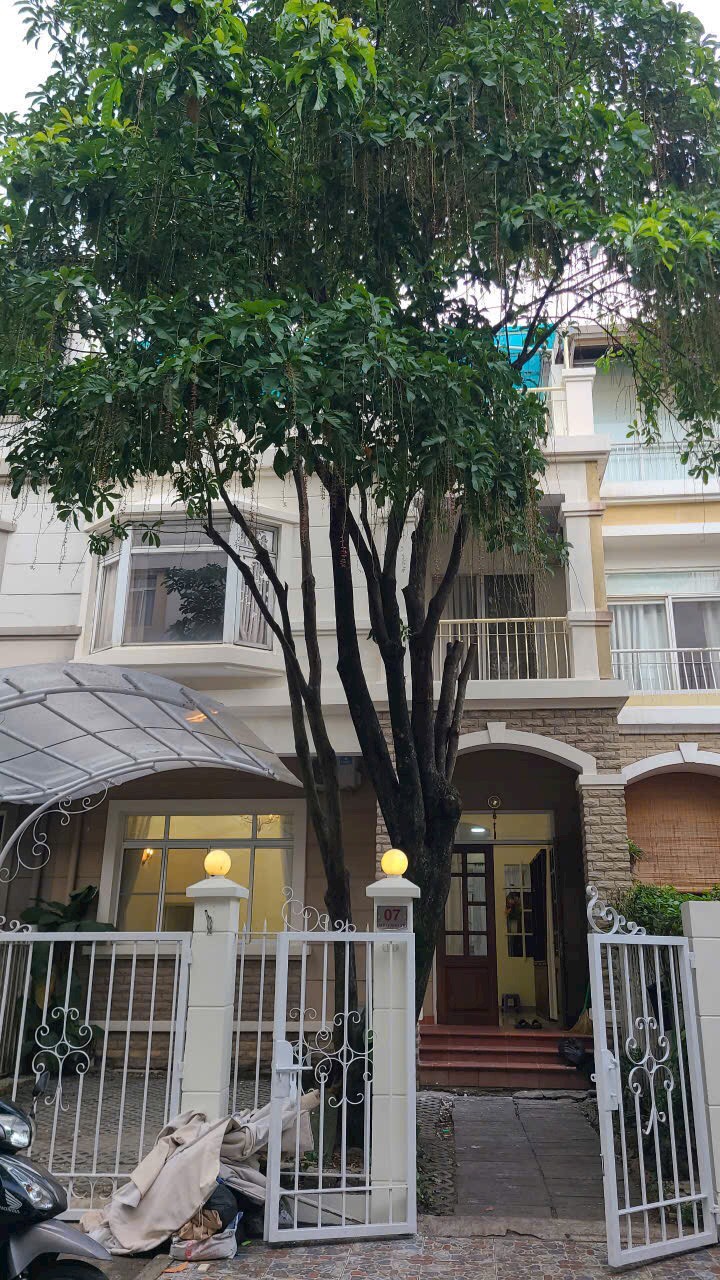 Cần bán biệt thự liên kế vườn Mỹ Giang, phú mỹ hưng, quận 7. Diện tích: 7x18m, thiết kế 4 phòng ngủ, bếp, phòng khách, sân thượng. Nội thất cơ bản, sổ hồng, đang cho thuê dài hạn. Gía chỉ 37 tỷ. Qúy khách xem nhà liên hệ: hotline Ngọc Thư ( zalo, viber)