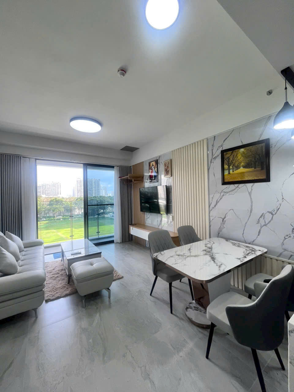 Cho thuê căn hộ 2PN 2WC Cardinal view Đông Nam thoáng mát, SHR, giá 27 triệu/tháng. LH: hotline (Em Nguyên)