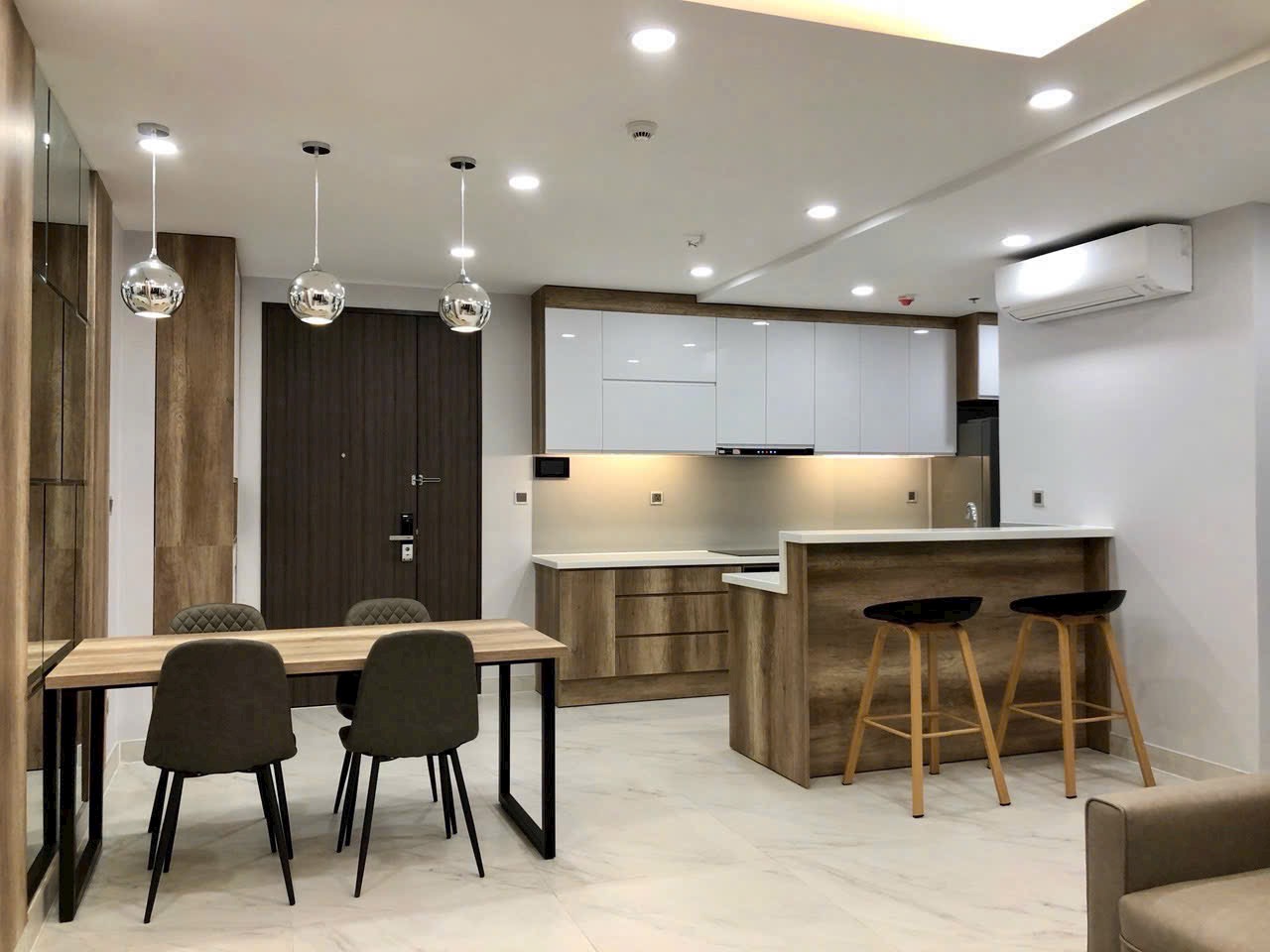 Cho thuê căn hộ 2pn 2wc Midtown full nội thất tại M7 giá chỉ 1.200$. LH: hotline (Em Nguyên)