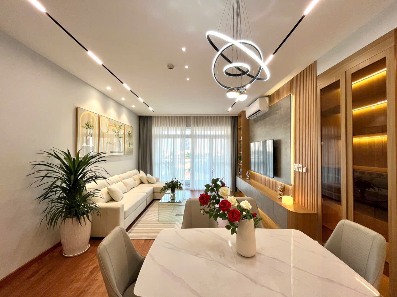 Bán nhanh căn hộ 3pn 2wc, full nội thất, view Biệt Thự - Đông Nam thoáng mát, giá chỉ 8tỷ. LH: hotline (Em Nguyên)