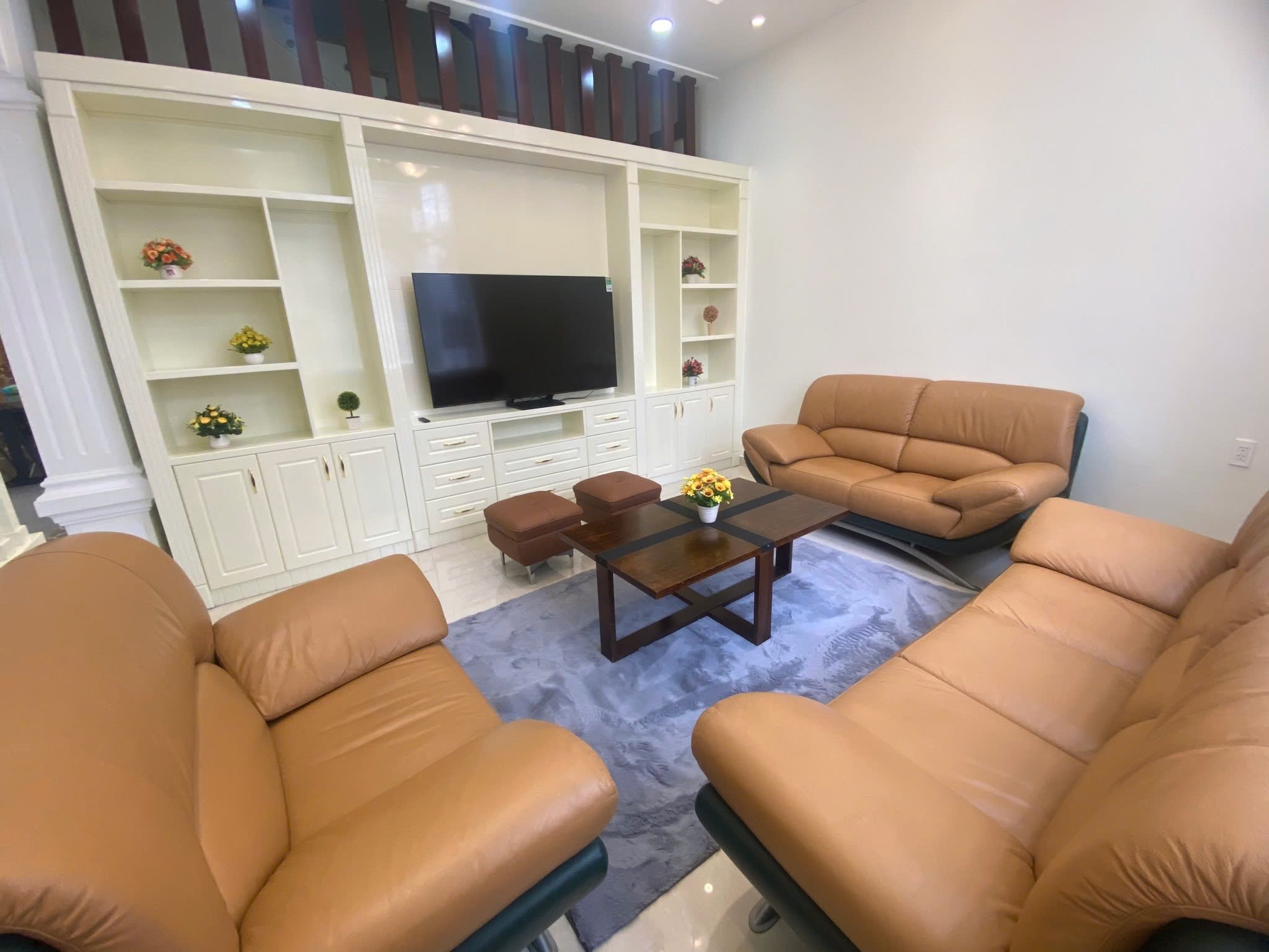 Cho thuê biệt thự Mỹ Phú full nội thất, cạnh trường Canada Phú Mỹ Hưng, giá 59 triệu/tháng. LH hotline ( Em Nguyên)