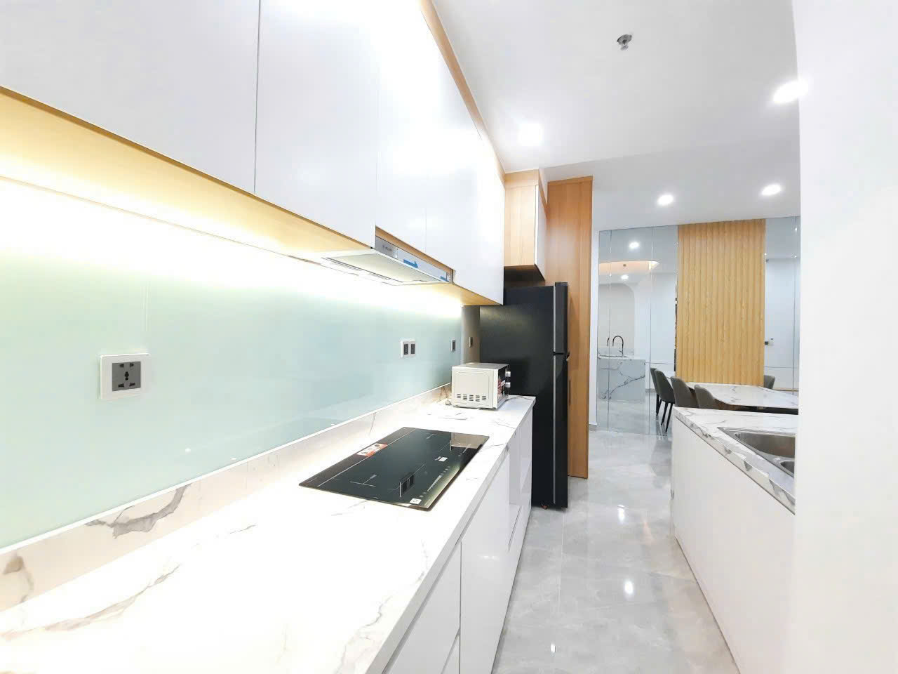 Bán căn hộ Midtown The Peak, phú mỹ hưng, quận 7. Diện tích: 80m, 2 phòng ngủ, 2wc. Nội thất cao cấp, đang cho thuê dài hạn, giá cao. Cần bán nhanh giá chỉ: 7,5 tỷ. Liên hệ: hotline Ngọc Thư ( zalo, viber) - 8113