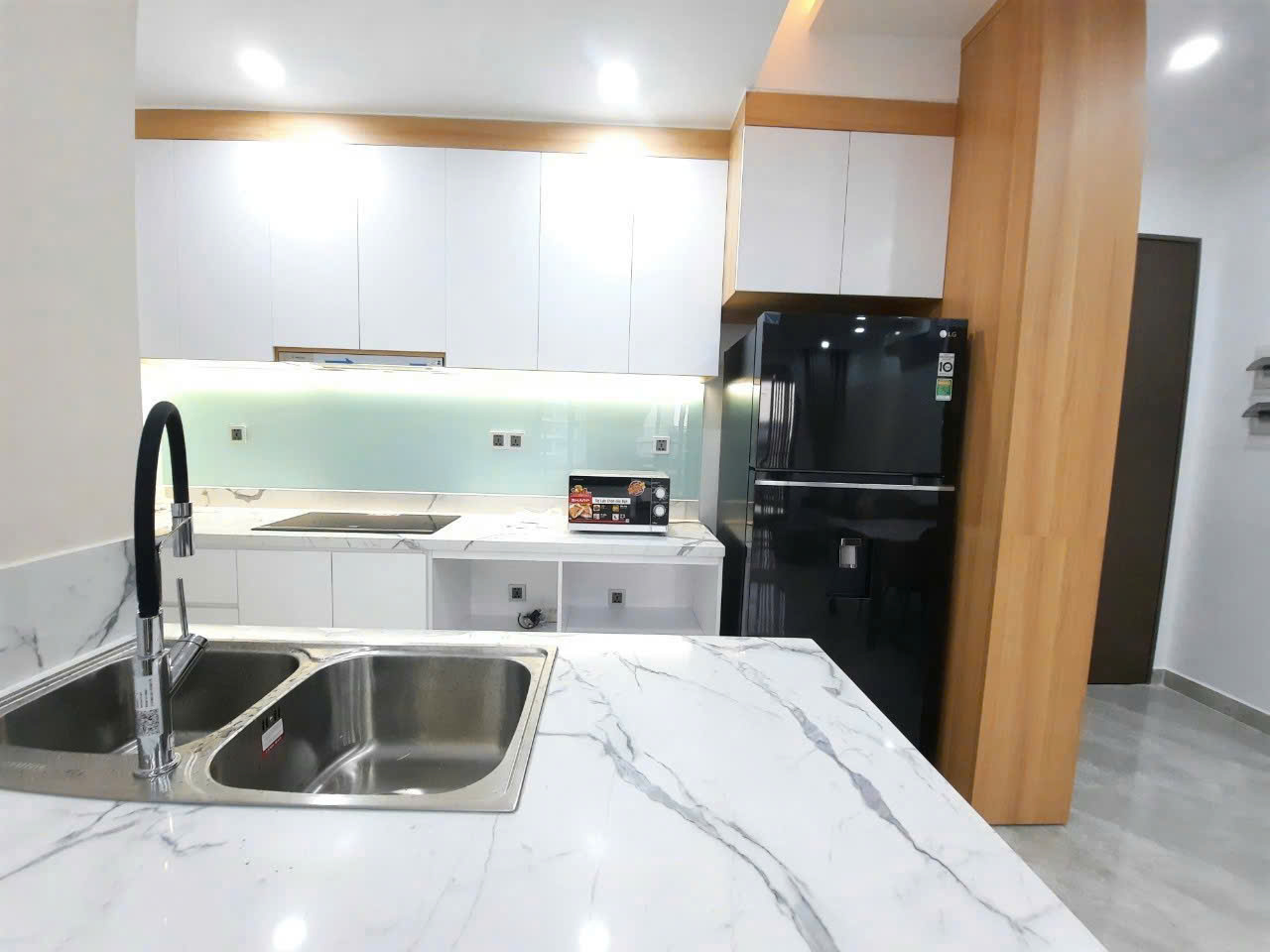 Bán căn hộ Midtown The Peak, phú mỹ hưng, quận 7. Diện tích: 80m, 2 phòng ngủ, 2wc. Nội thất cao cấp, đang cho thuê dài hạn, giá cao. Cần bán nhanh giá chỉ: 7,5 tỷ. Liên hệ: hotline Ngọc Thư ( zalo, viber) - 8114