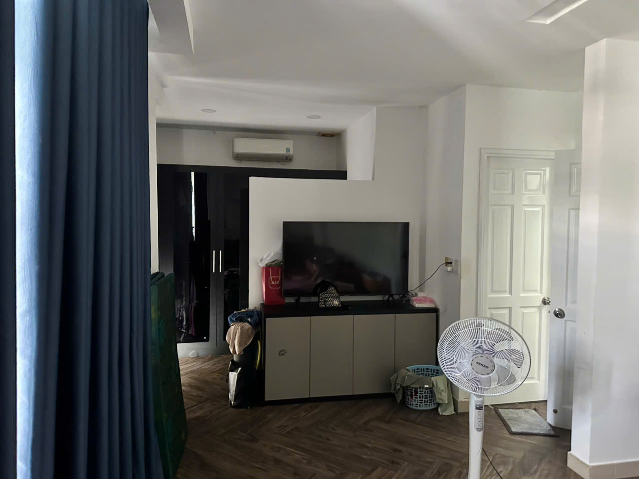 Cho thuê biệt thự liên kế Hưng Thái, phú mỹ hưng, quận 7. Diện tích: 7x18m, 1 trệt, 2 lầu ( sân thượng)  4 phòng ngủ, nội thất đầy đủ. Khu an ninh, yên tĩnh. Gía chỉ 35tr/ tháng. Anh chị xem nhà liên hệ: hotline Ngọc Thư ( zalo, viber) - 8139