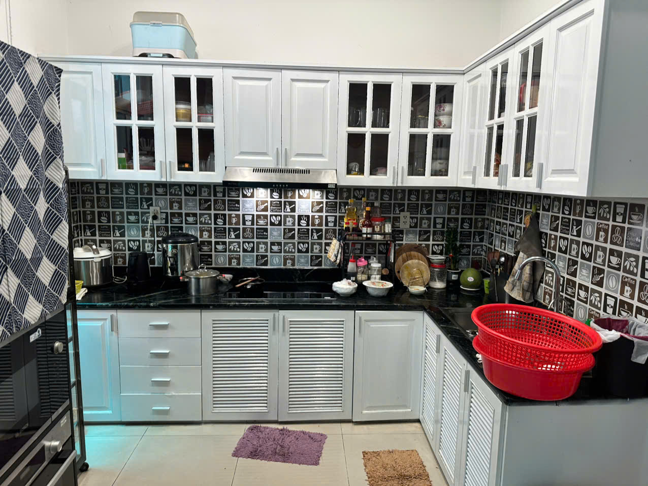 Cho thuê biệt thự liên kế Hưng Thái, phú mỹ hưng, quận 7. Diện tích: 7x18m, 1 trệt, 2 lầu ( sân thượng)  4 phòng ngủ, nội thất đầy đủ. Khu an ninh, yên tĩnh. Gía chỉ 35tr/ tháng. Anh chị xem nhà liên hệ: hotline Ngọc Thư ( zalo, viber) - 8136