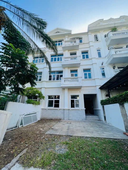 Cần bán gấp biệt thự trong khu Chateau, đẳng cấp nhất phú mỹ hưng. Diện tích: 195m, xây dựng 1 trệt, 3 lầu. Nhà thô, tiện thiết kế theo ý khách, Gía bán nhanh trong tháng chỉ có 82 tỷ. Liên hệ xem nhà: hotline Ngọc Thư ( zalo, viber)