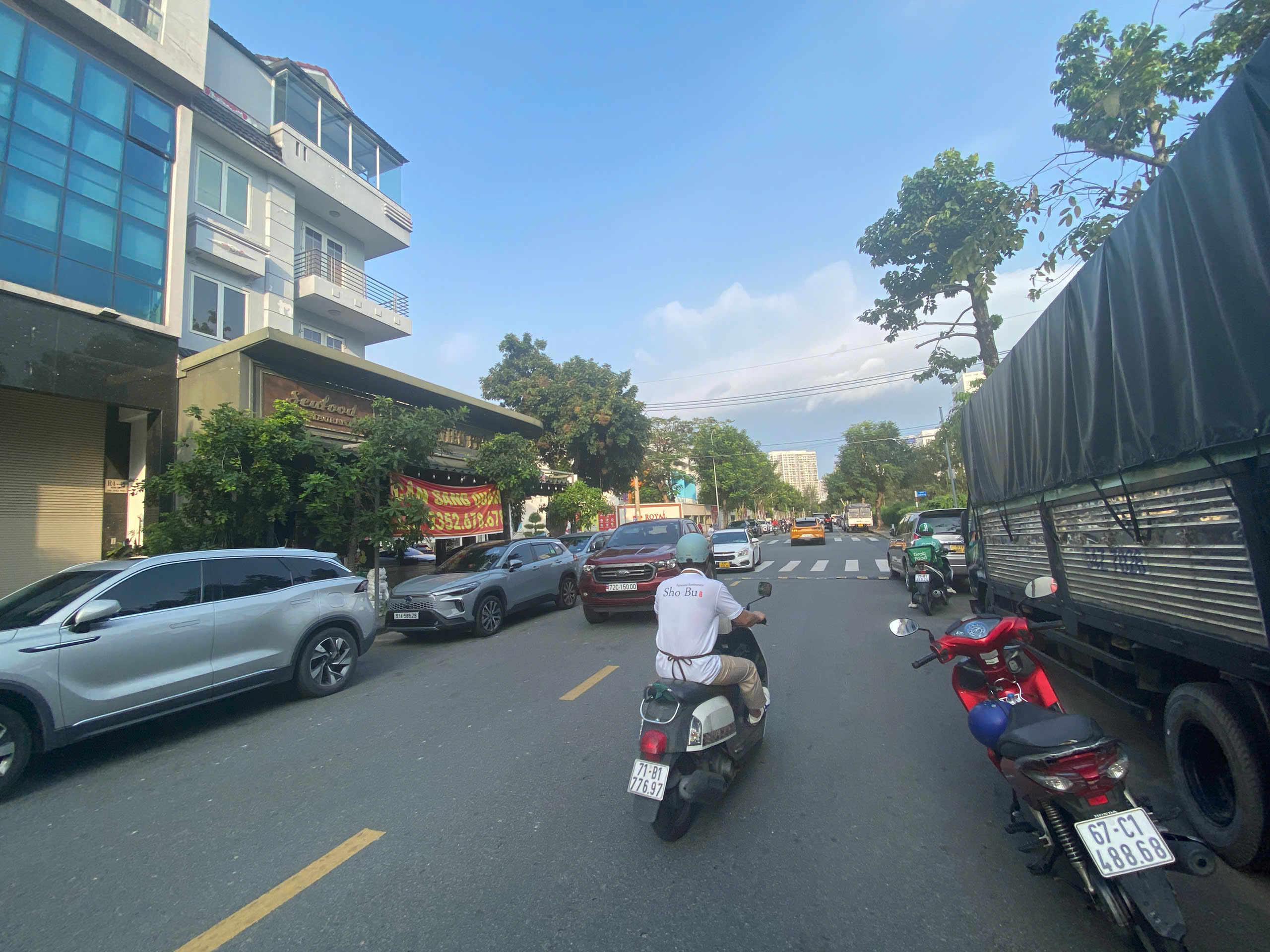 Bán nhà phố kinh doanh mặt tiền đường Cao Triều phát, phú mỹ hưng, quận 7. Diện tích: 6x18.5m, thiết kế trệt, lửng , 3 lầu, đang cho thuê dạng văn phòng, dịch vụ,.. dài hạn. Gía bán chỉ: 38 tỷ. Anh chị xem nhà liên hệ: hotline Ngọc Thư ( zalo, viber) - 8159