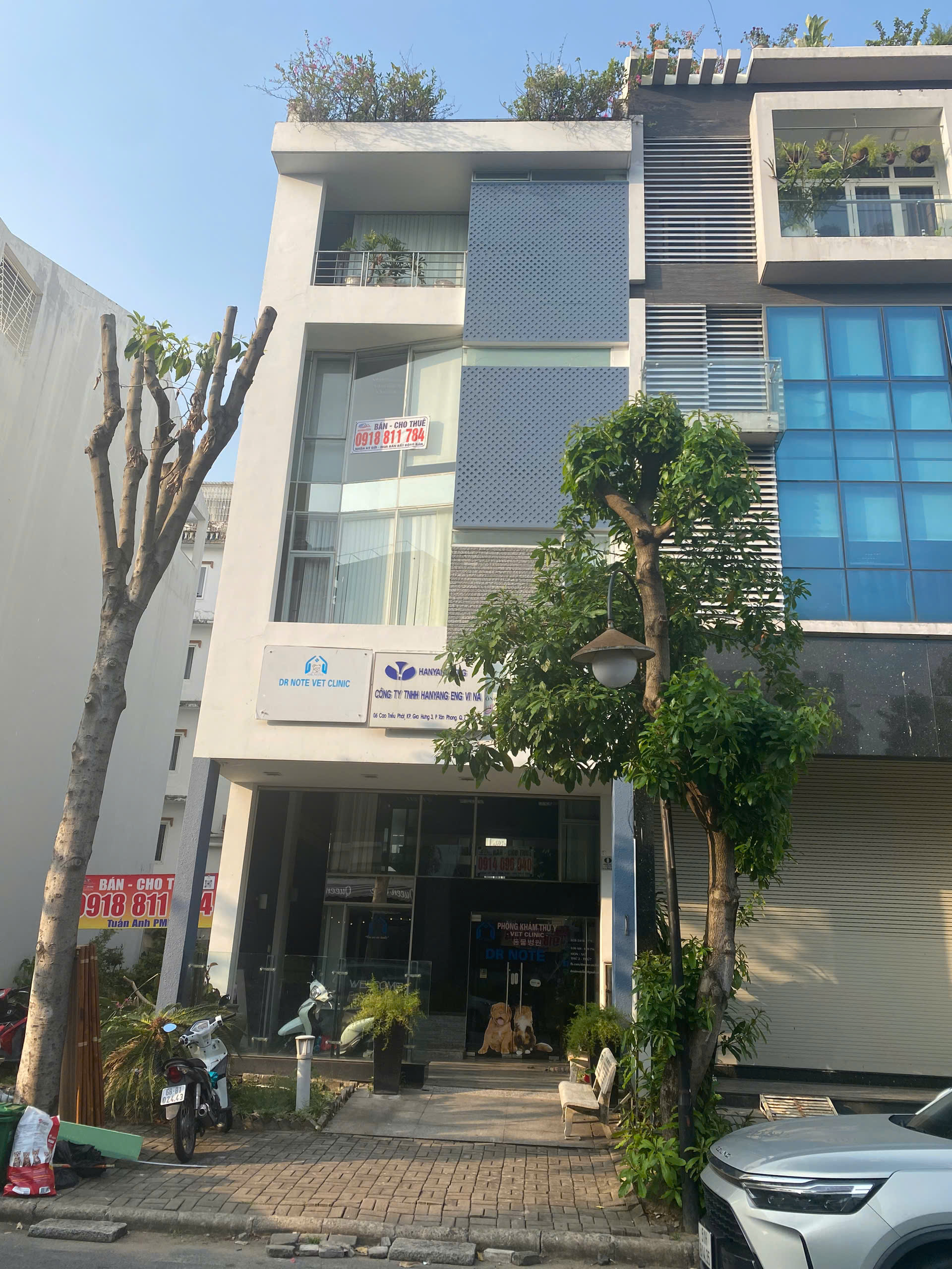 Bán nhà phố kinh doanh mặt tiền đường Cao Triều phát, phú mỹ hưng, quận 7. Diện tích: 6x18.5m, thiết kế trệt, lửng , 3 lầu, đang cho thuê dạng văn phòng, dịch vụ,.. dài hạn. Gía bán chỉ: 38 tỷ. Anh chị xem nhà liên hệ: hotline Ngọc Thư ( zalo, viber) - 8158