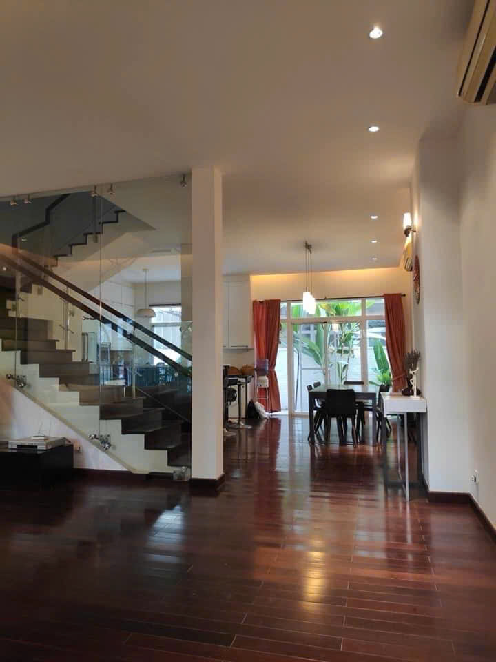 Bán nhanh biệt thự liên kế vườn MỸ Thái , phú mỹ hưng, quận 7. Diện tích: 7x18m, trệt, 2 lầu, sân thượng. 4 phòng ngủ, nội thất đầy đủ, giá bán nhanh chỉ 32 tỷ. Liên hệ: hotline Ngọc Thư xem nhà - 8174