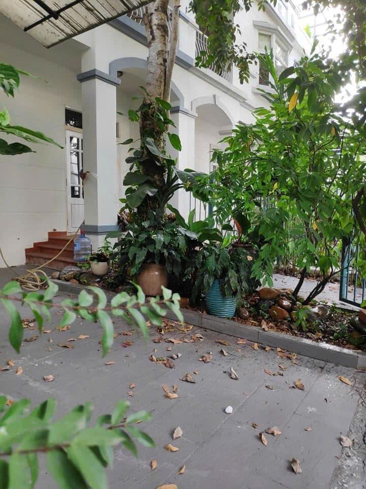Bán nhanh biệt thự liên kế vườn MỸ Thái , phú mỹ hưng, quận 7. Diện tích: 7x18m, trệt, 2 lầu, sân thượng. 4 phòng ngủ, nội thất đầy đủ, giá bán nhanh chỉ 32 tỷ. Liên hệ: hotline Ngọc Thư xem nhà - 8175
